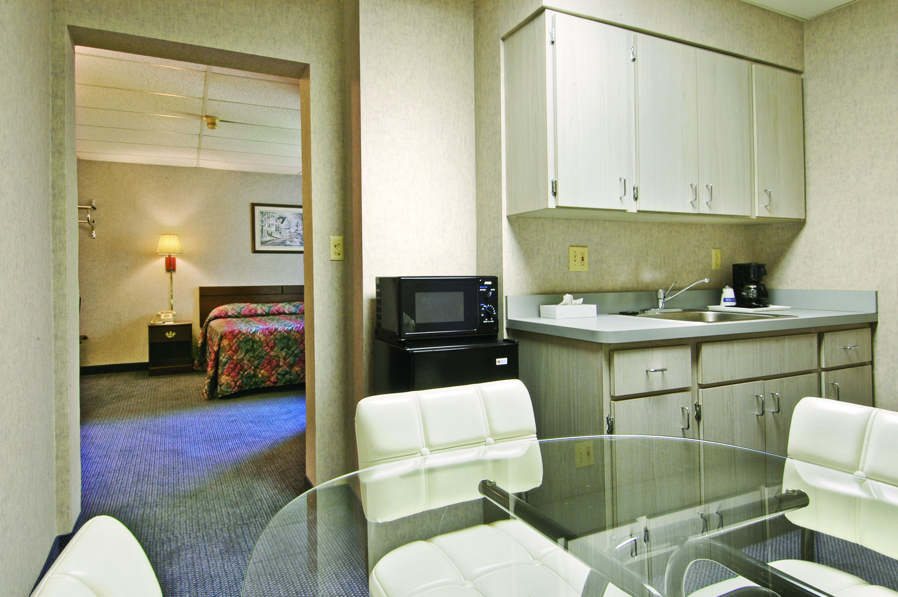 Travelodge by Wyndham Cleveland Lakewood suite in Lakewood, Ohio