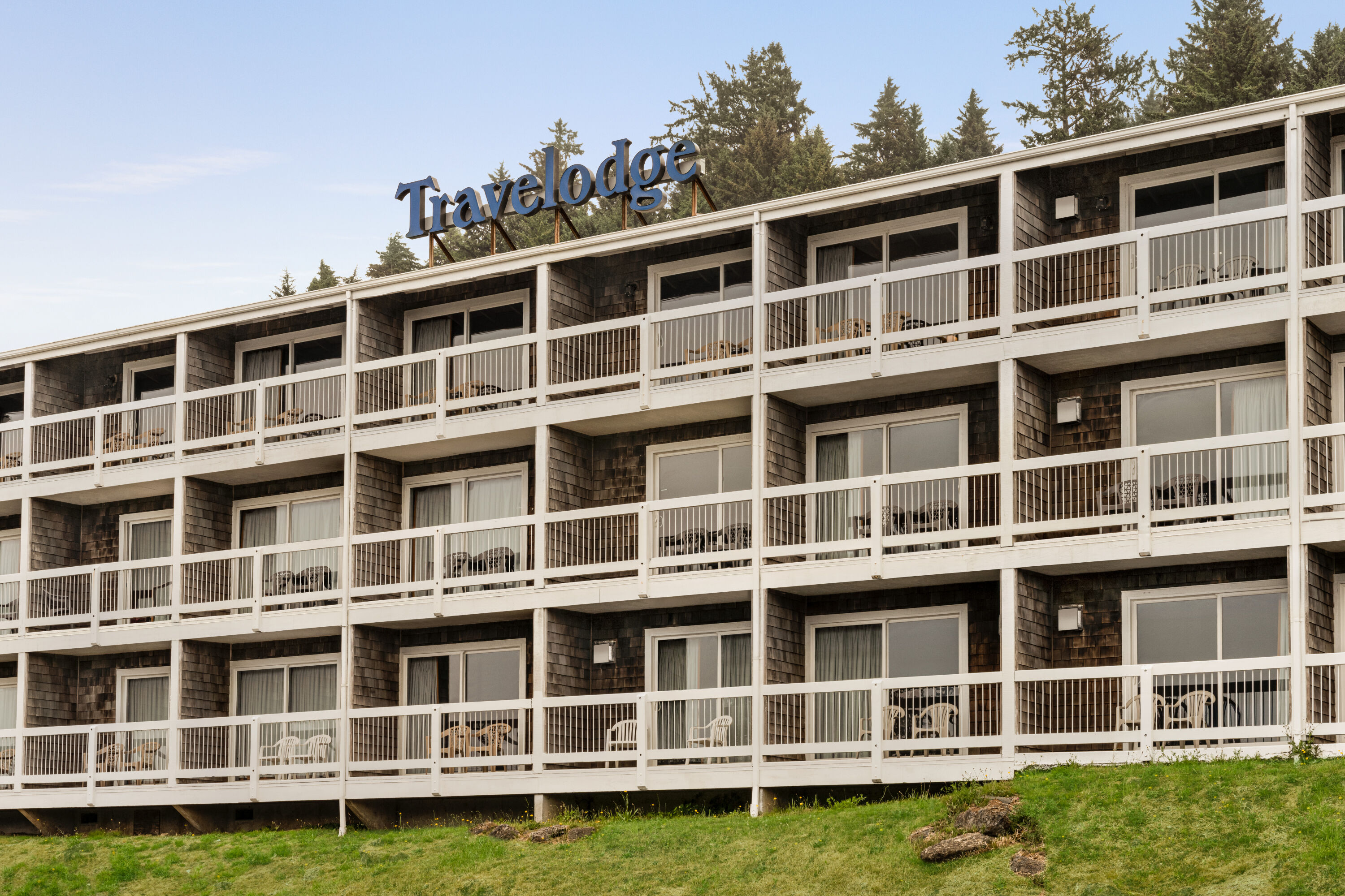 Exterior of Travelodge by Wyndham Depoe Bay hotel in Depoe Bay, Oregon