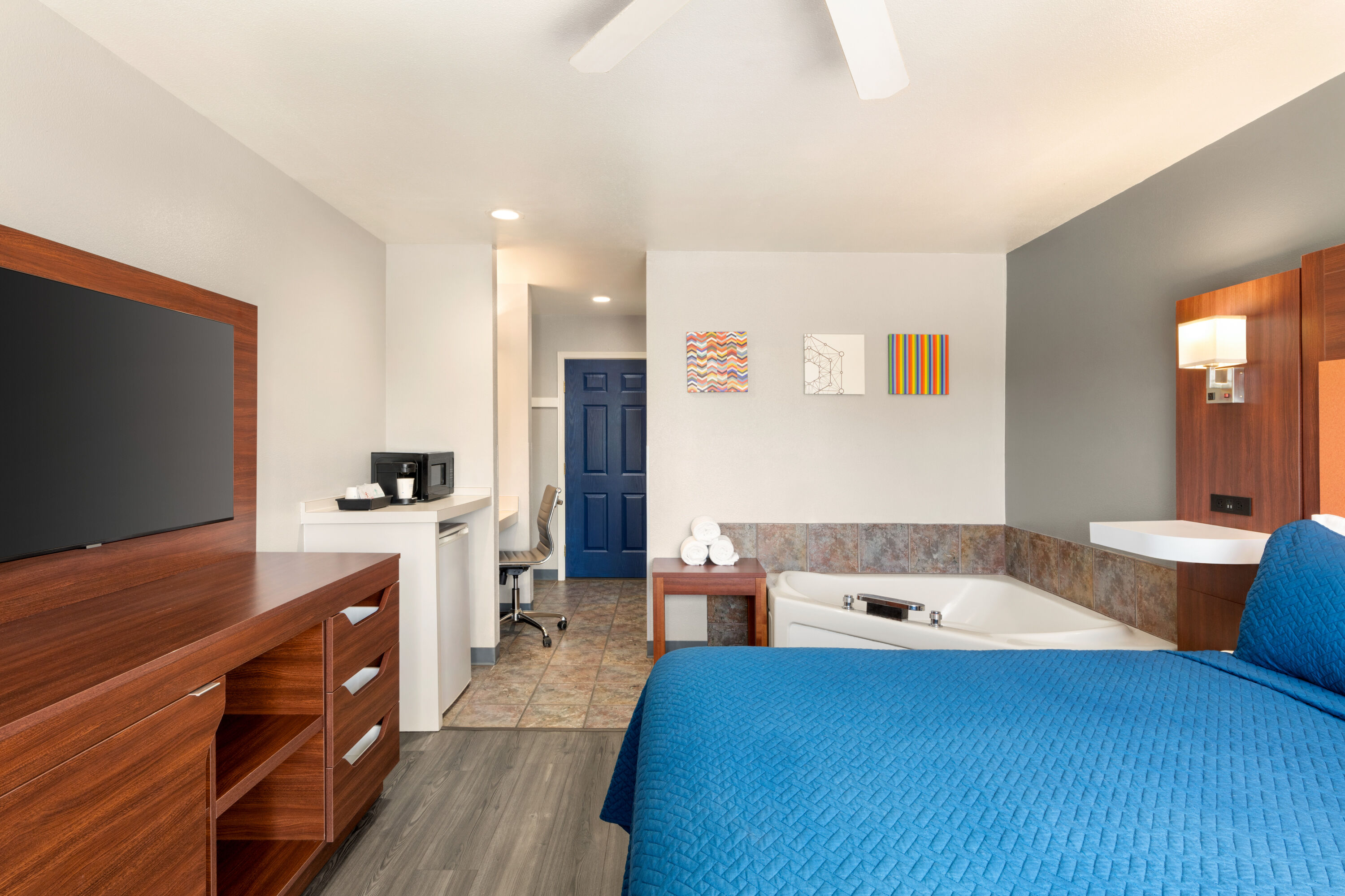 Travelodge by Wyndham Depoe Bay suite in Depoe Bay, Oregon