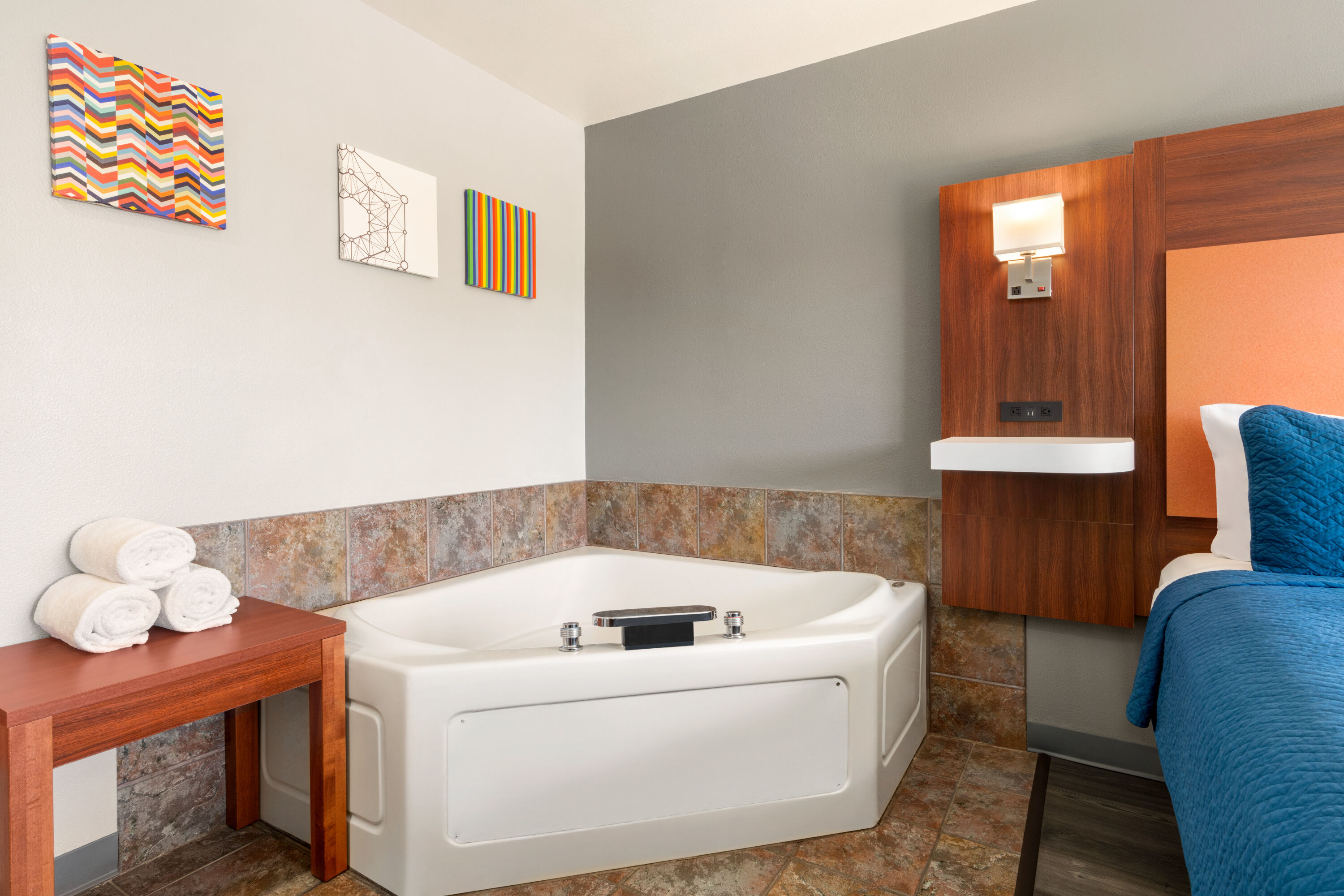 Travelodge by Wyndham Depoe Bay suite in Depoe Bay, Oregon