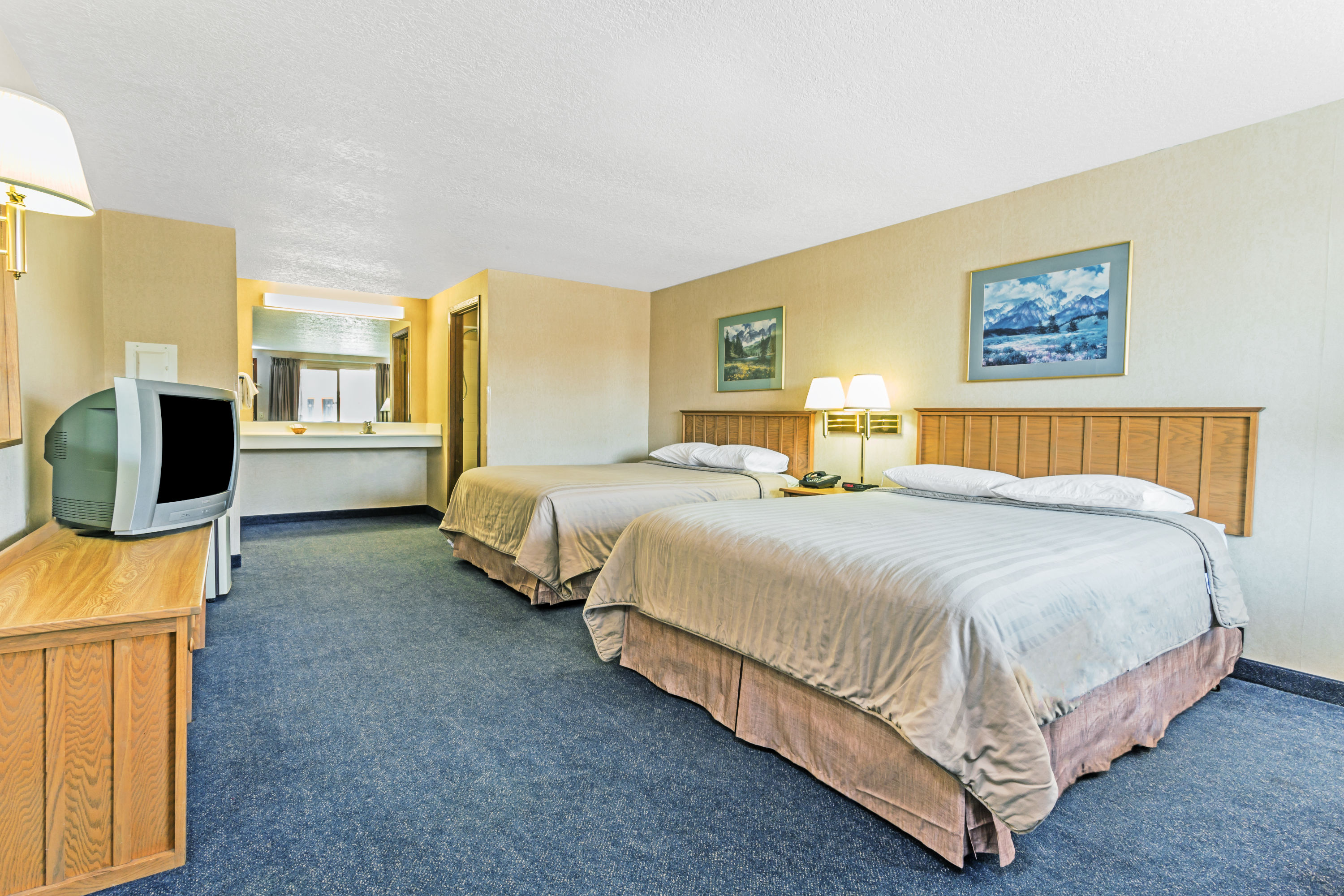 Guest room at the Travelodge by Wyndham Pioneer Villa in Halsey, Oregon