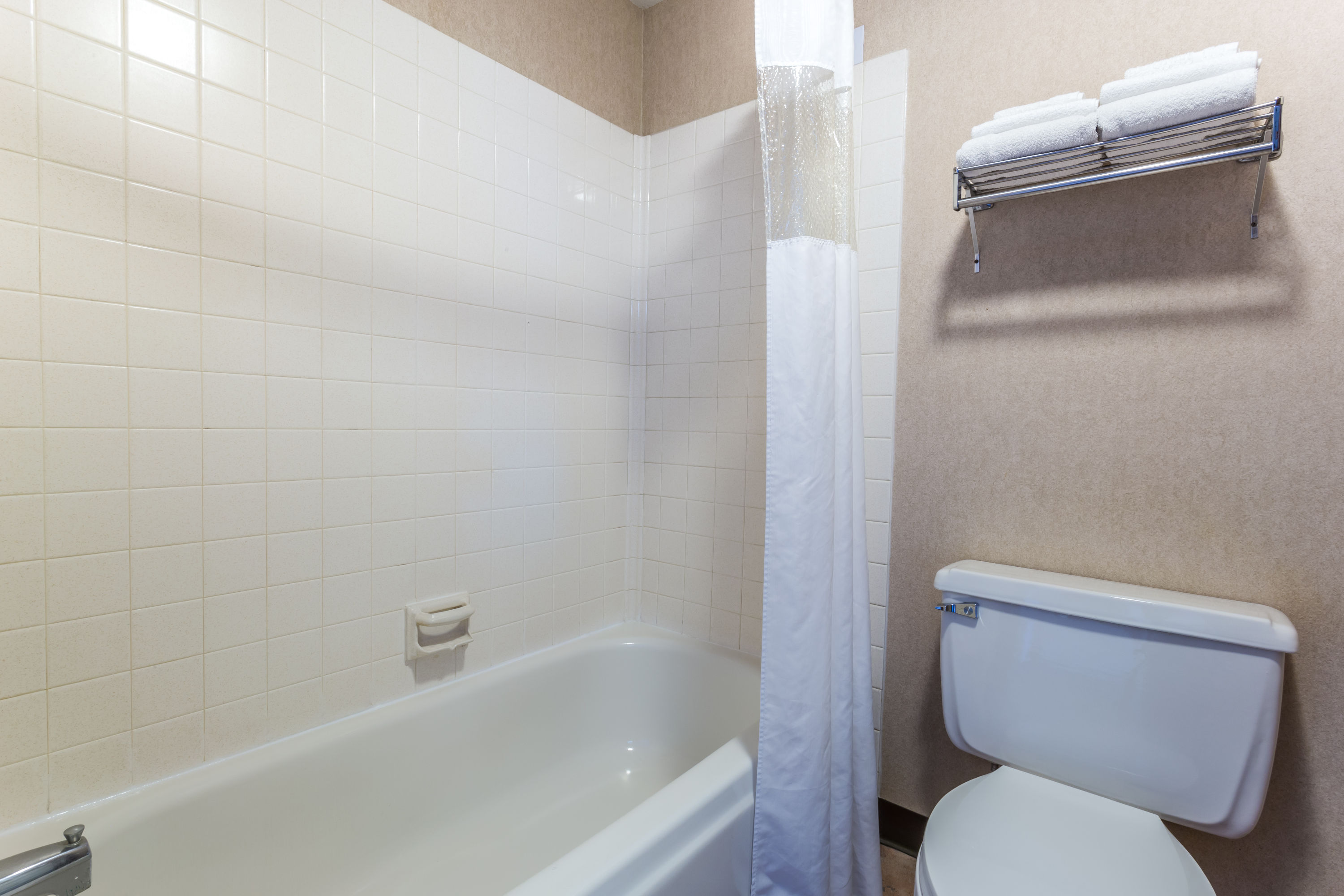 Guest room at the Travelodge by Wyndham Pioneer Villa in Halsey, Oregon