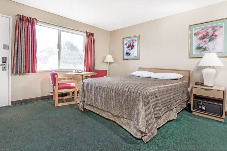 Guest room at the La Grande Travelodge in La Grande, Oregon