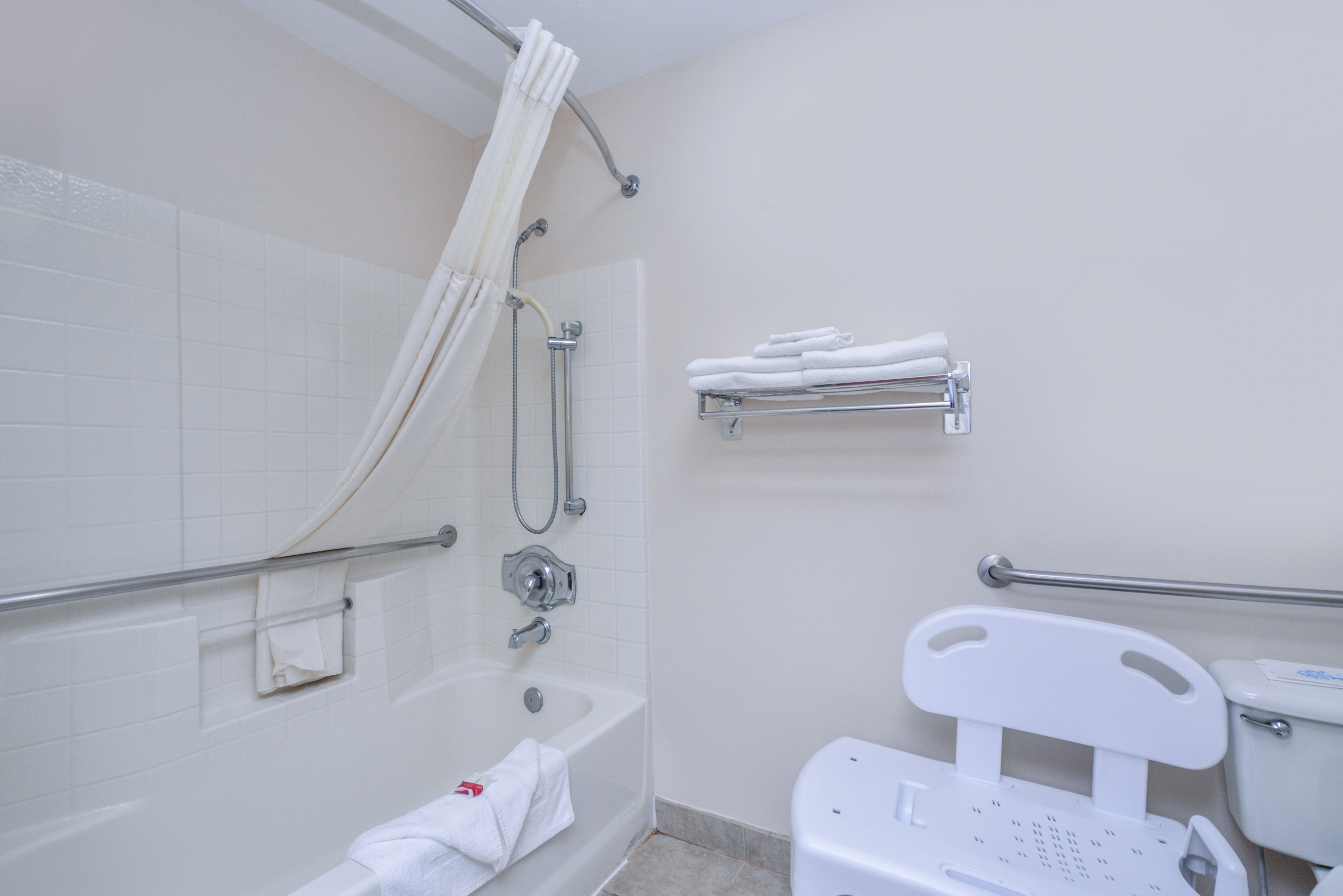 Guest room bath at the Travelodge Suites by Wyndham Newberg in Newberg, Oregon