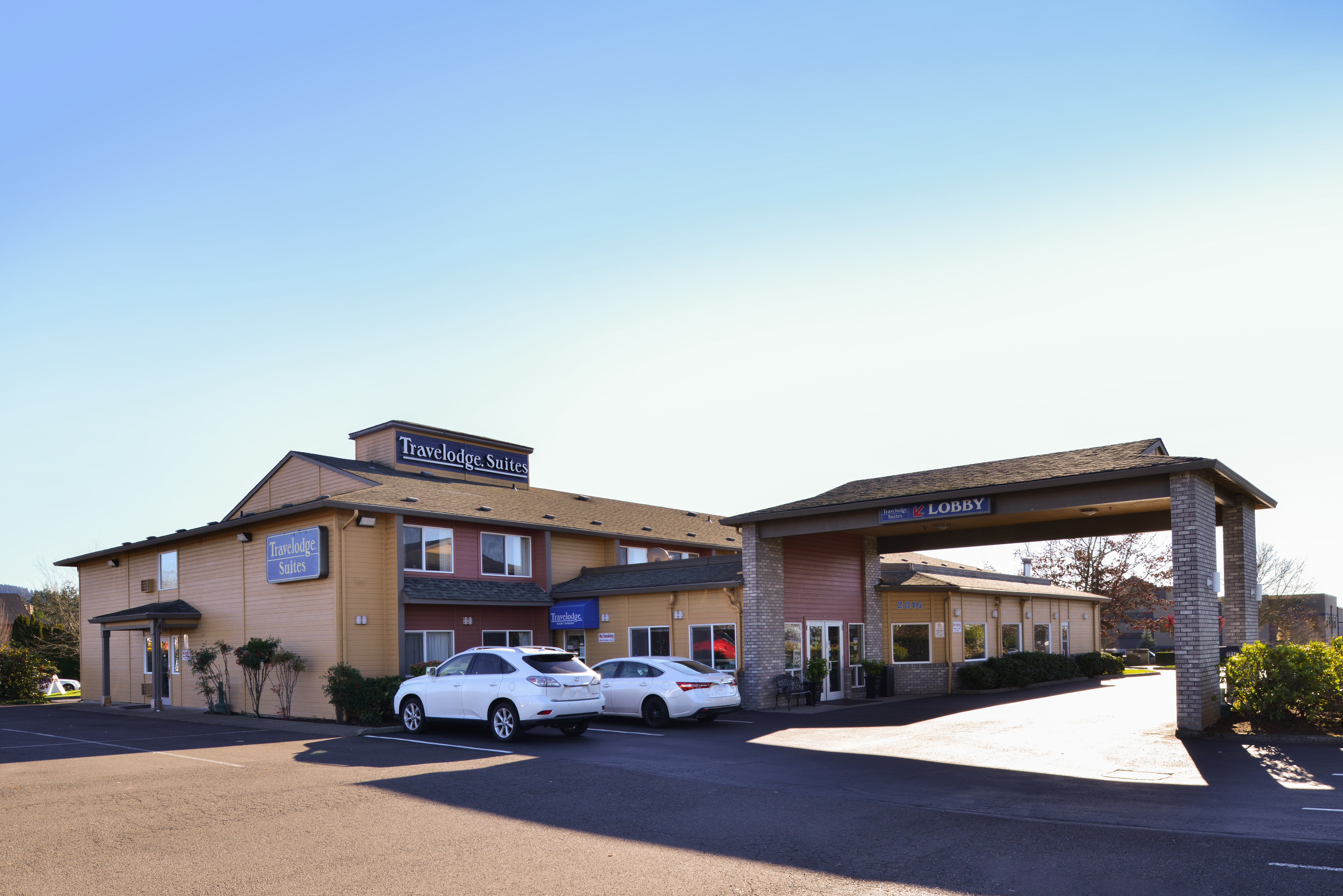 Exterior of Travelodge Suites by Wyndham Newberg hotel in Newberg, Oregon