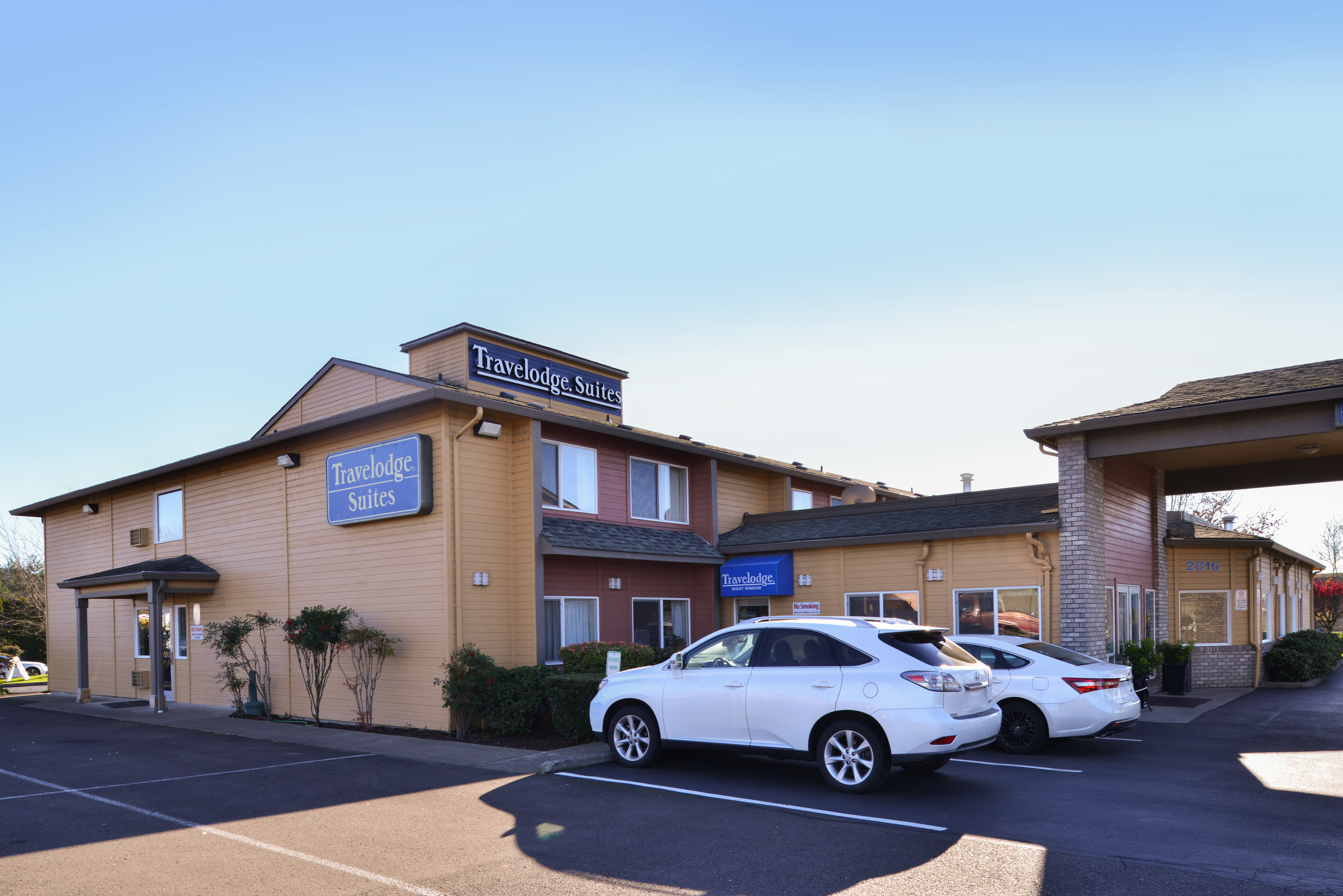 Exterior of Travelodge Suites by Wyndham Newberg hotel in Newberg, Oregon