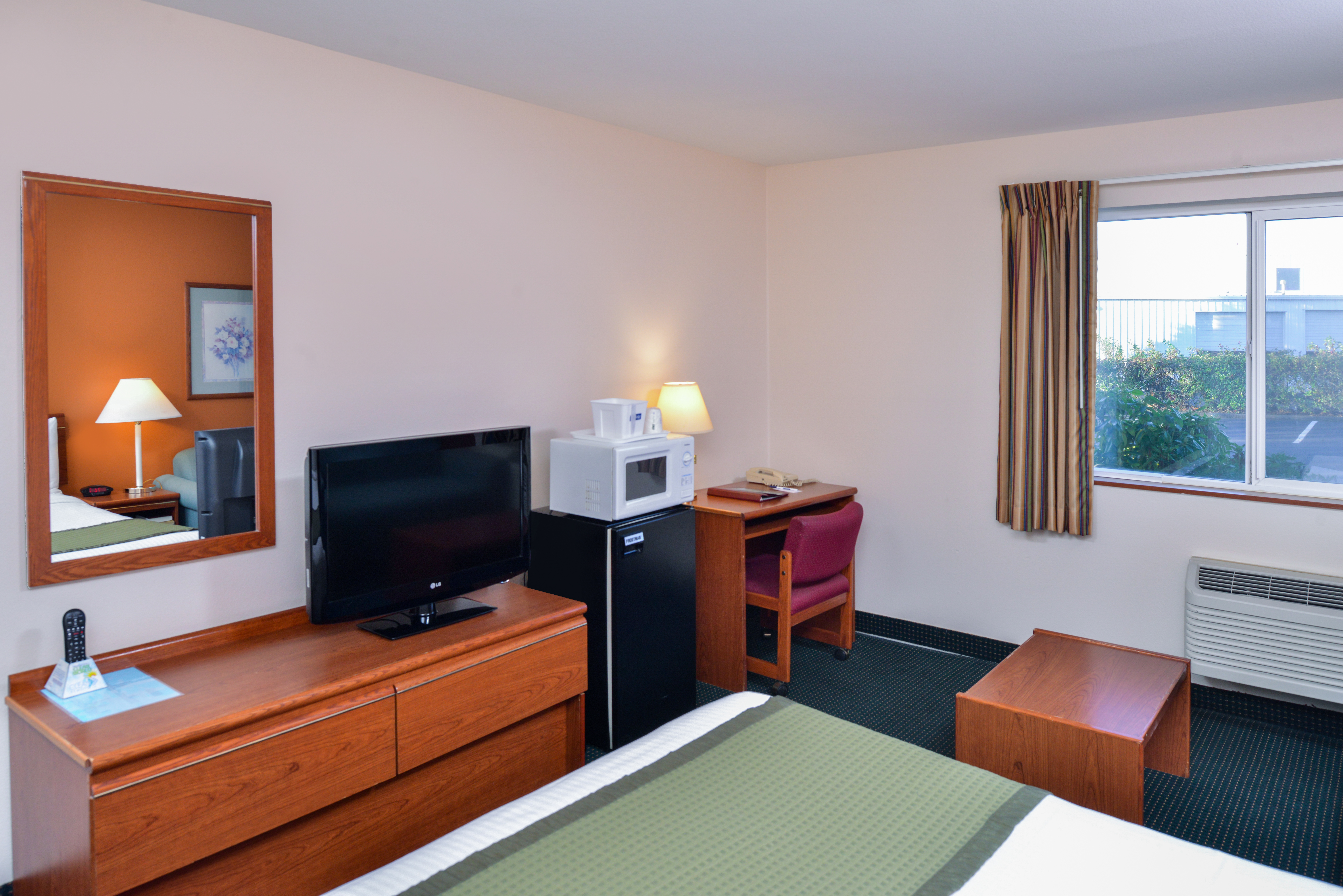 Guest room at the Travelodge Suites by Wyndham Newberg in Newberg, Oregon