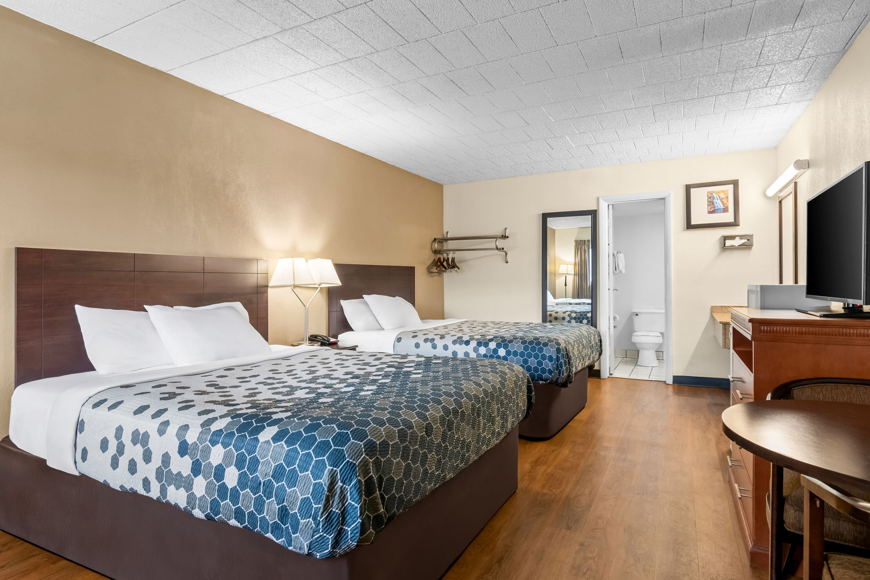 Double bed guest room at the Travelodge by Wyndham Shamokin Dam/Selinsgrove in Shamokin Dam, Pennsylvania