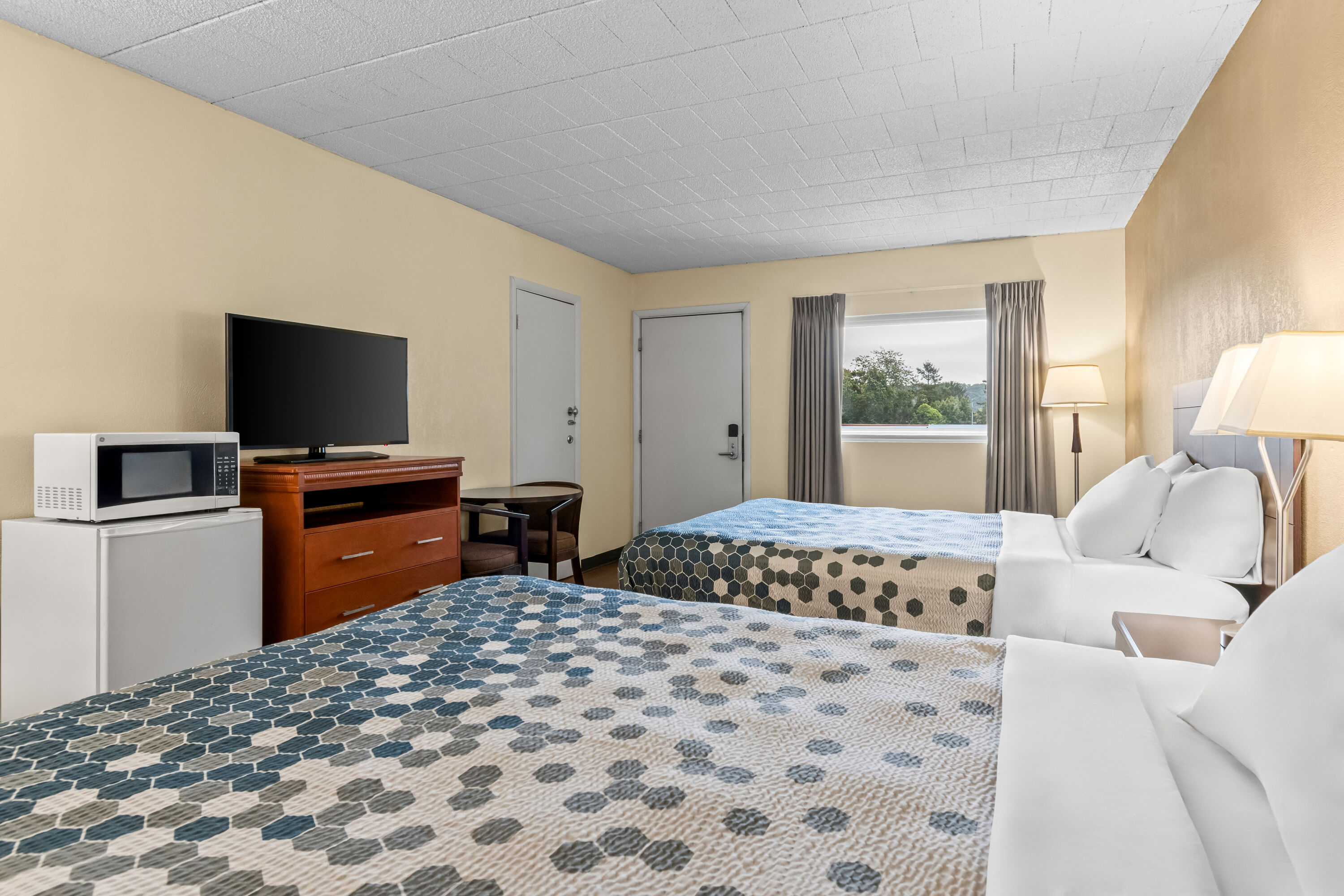 Double bed guest room at the Travelodge by Wyndham Shamokin Dam/Selinsgrove in Shamokin Dam, Pennsylvania