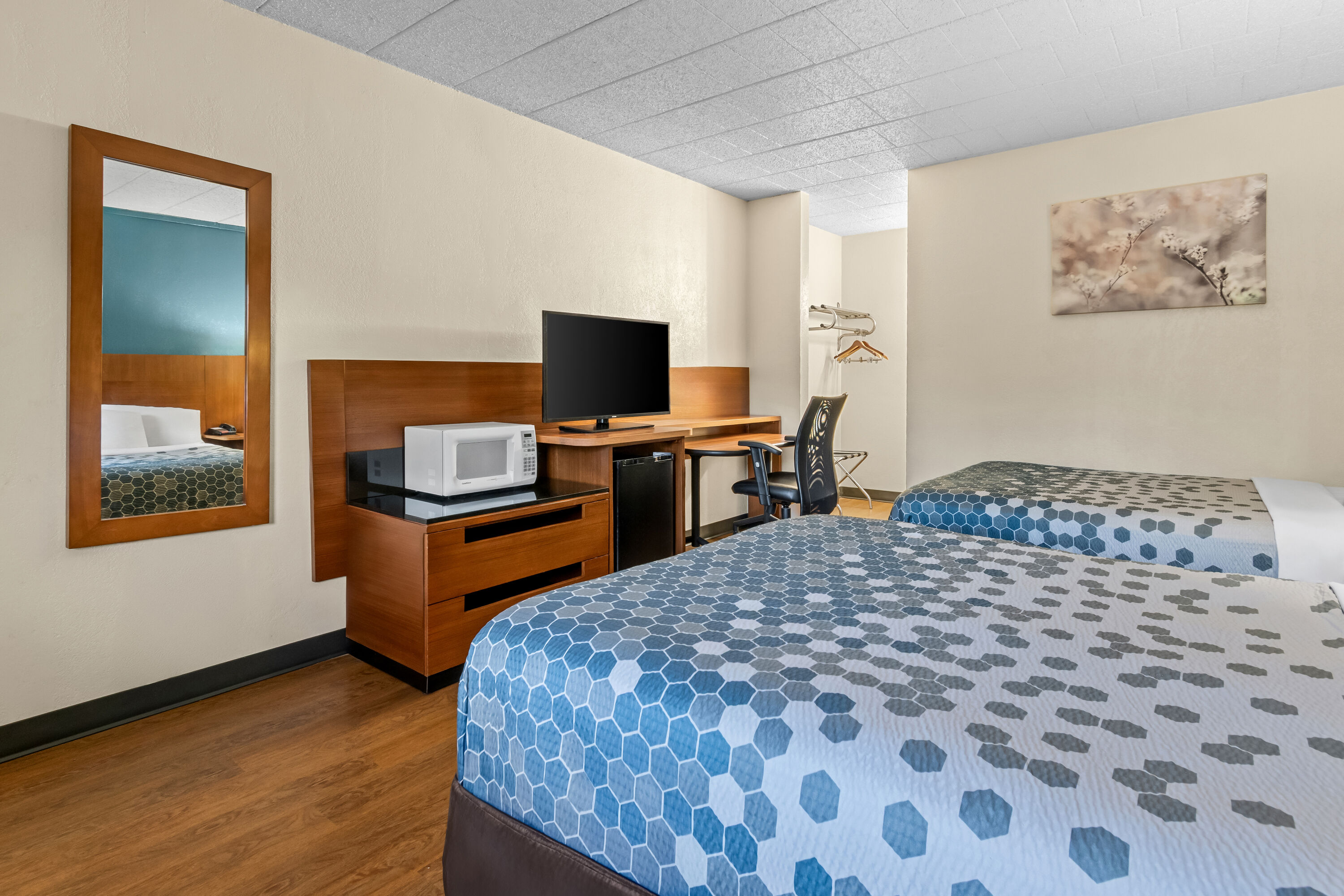 Double bed guest room at the Travelodge by Wyndham Shamokin Dam/Selinsgrove in Shamokin Dam, Pennsylvania