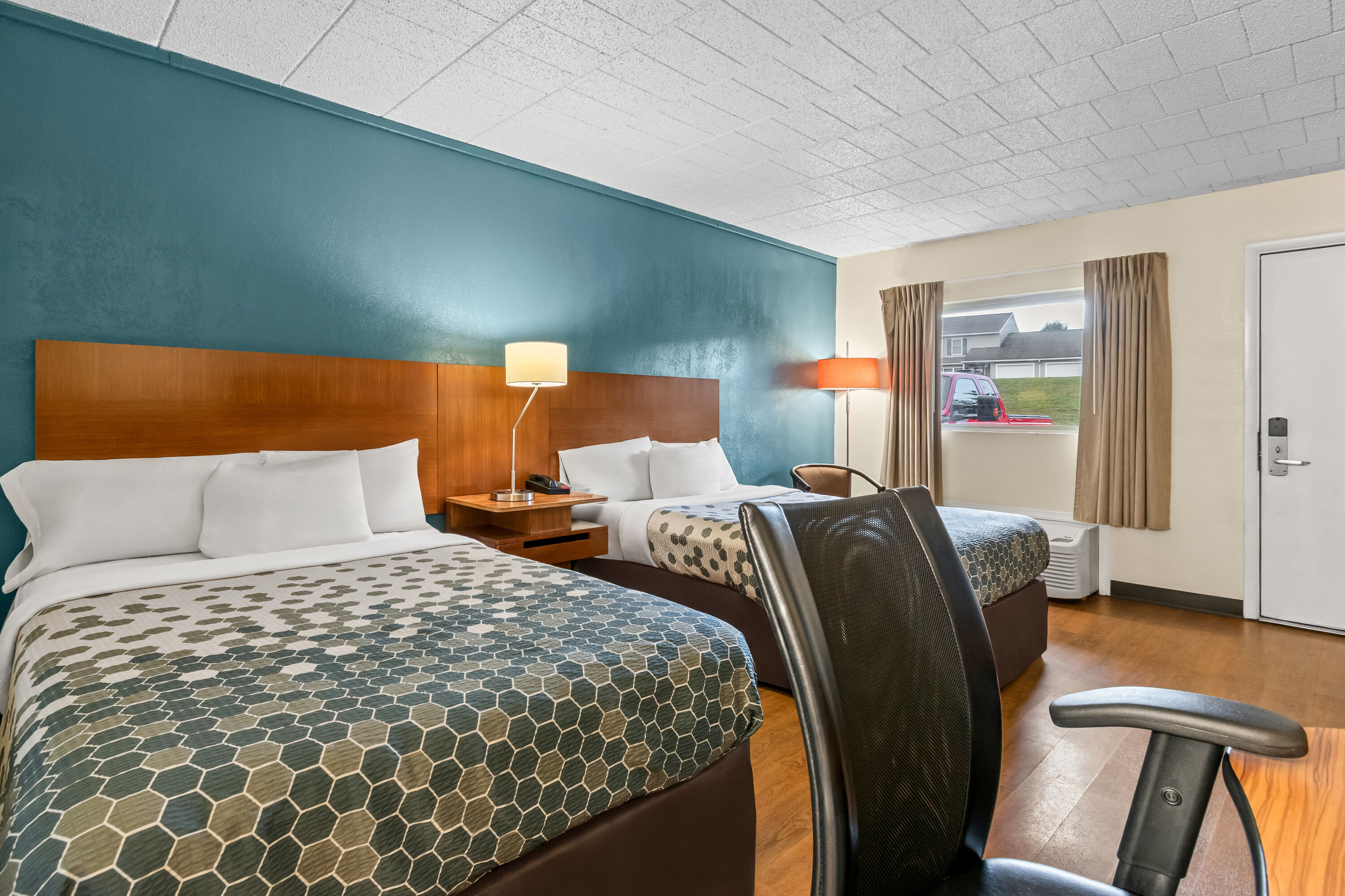 Double bed guest room at the Travelodge by Wyndham Shamokin Dam/Selinsgrove in Shamokin Dam, Pennsylvania