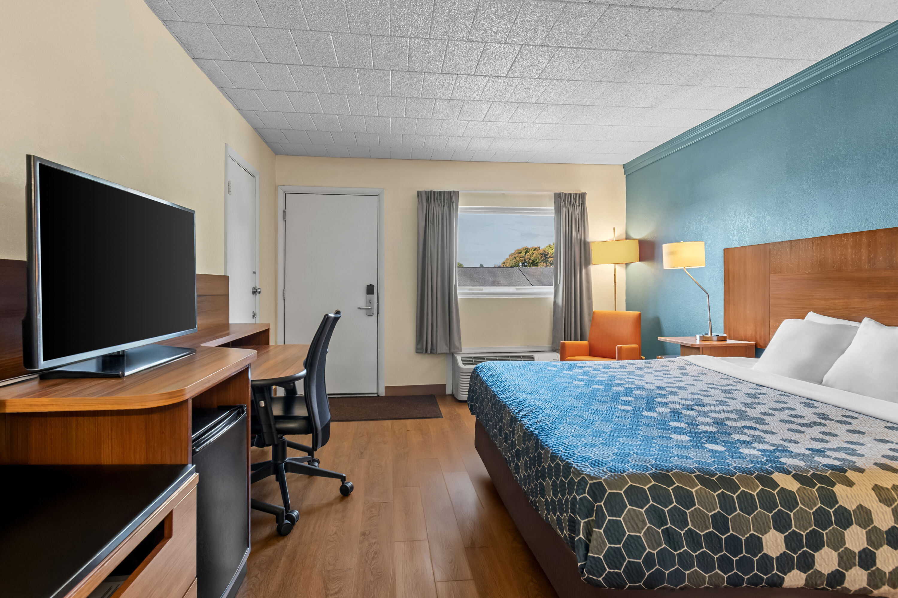 King bed guest room at the Travelodge by Wyndham Shamokin Dam/Selinsgrove in Shamokin Dam, Pennsylvania