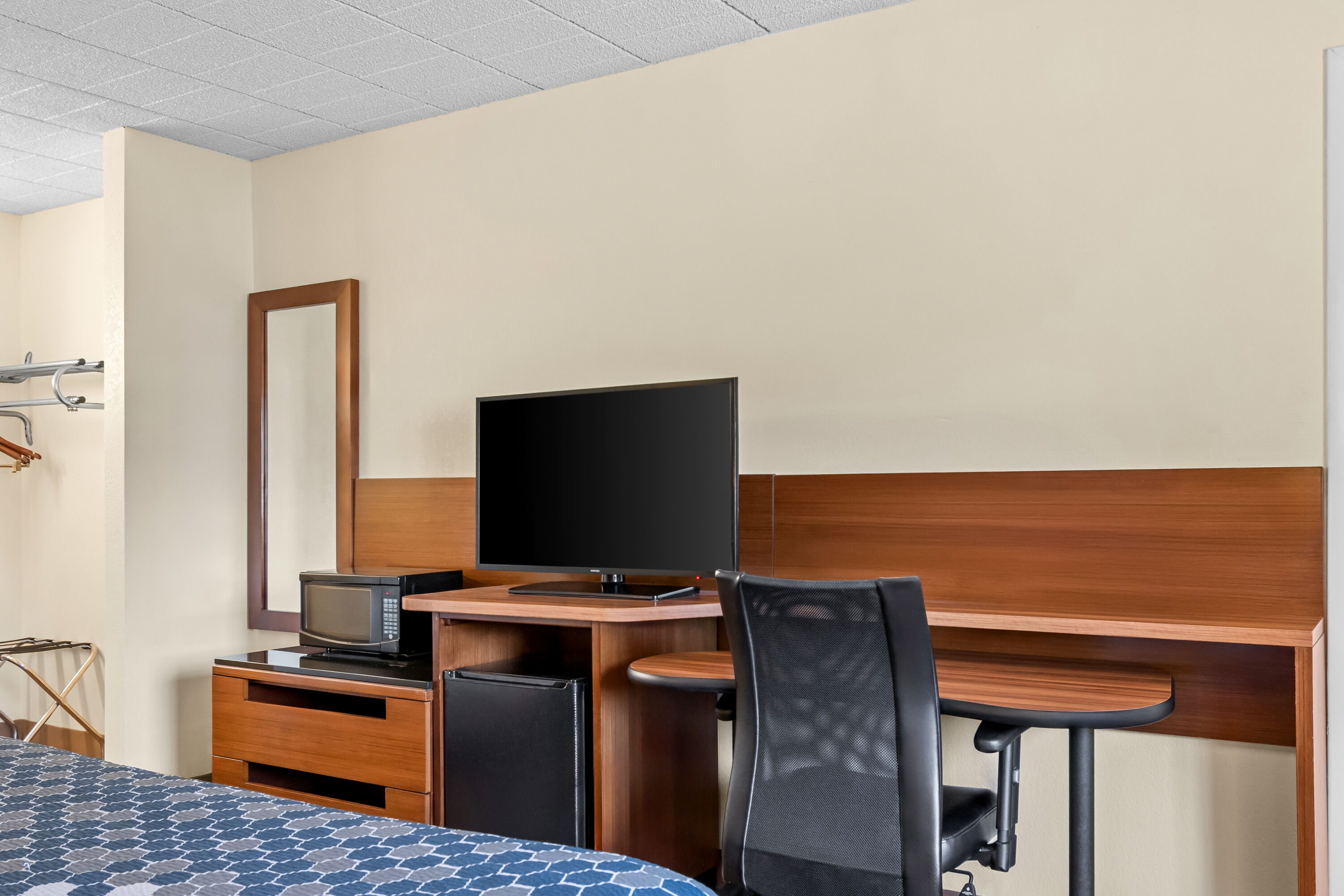 King bed guest room at the Travelodge by Wyndham Shamokin Dam/Selinsgrove in Shamokin Dam, Pennsylvania