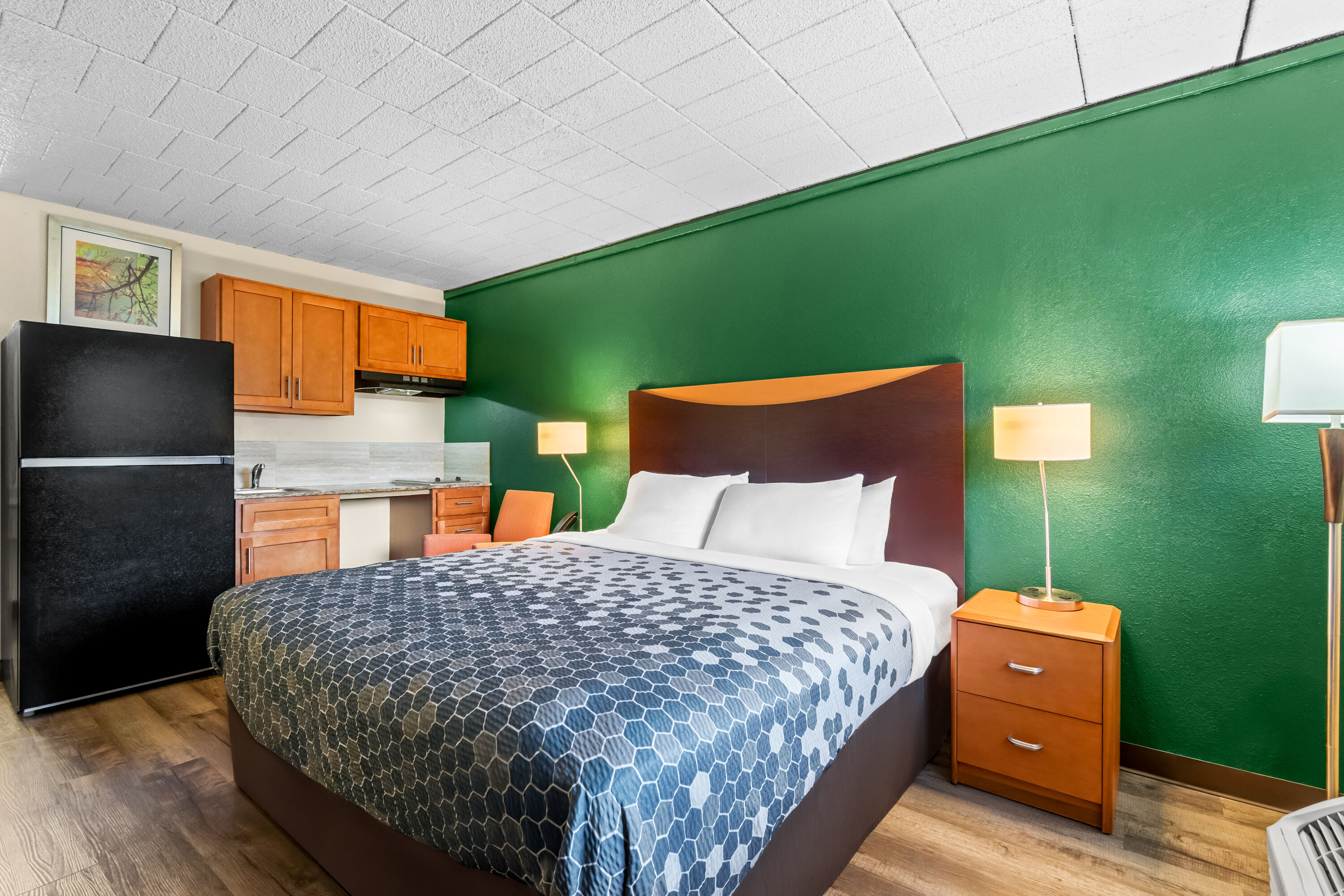 King bed guest room at the Travelodge by Wyndham Shamokin Dam/Selinsgrove in Shamokin Dam, Pennsylvania