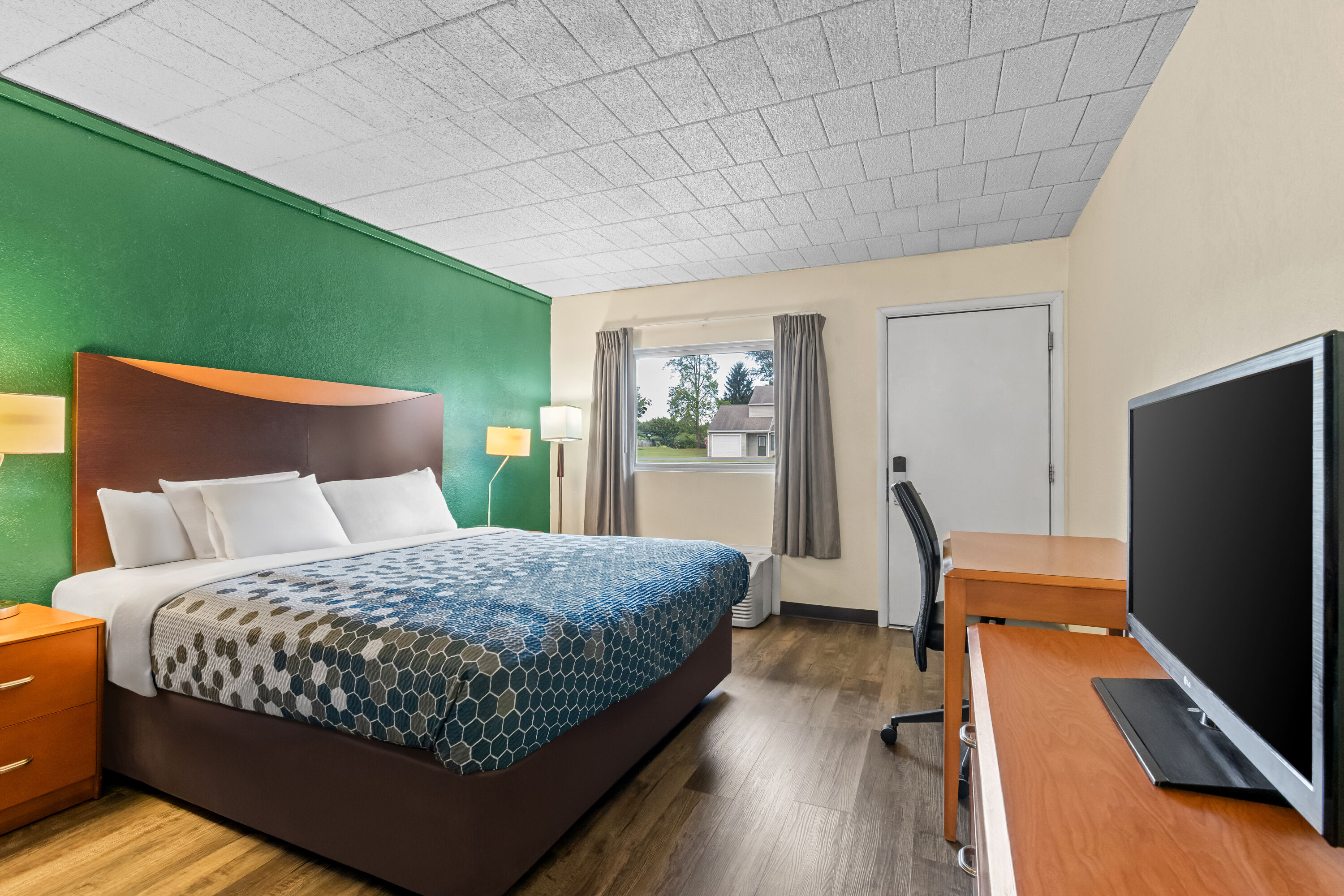 King bed guest room at the Travelodge by Wyndham Shamokin Dam/Selinsgrove in Shamokin Dam, Pennsylvania