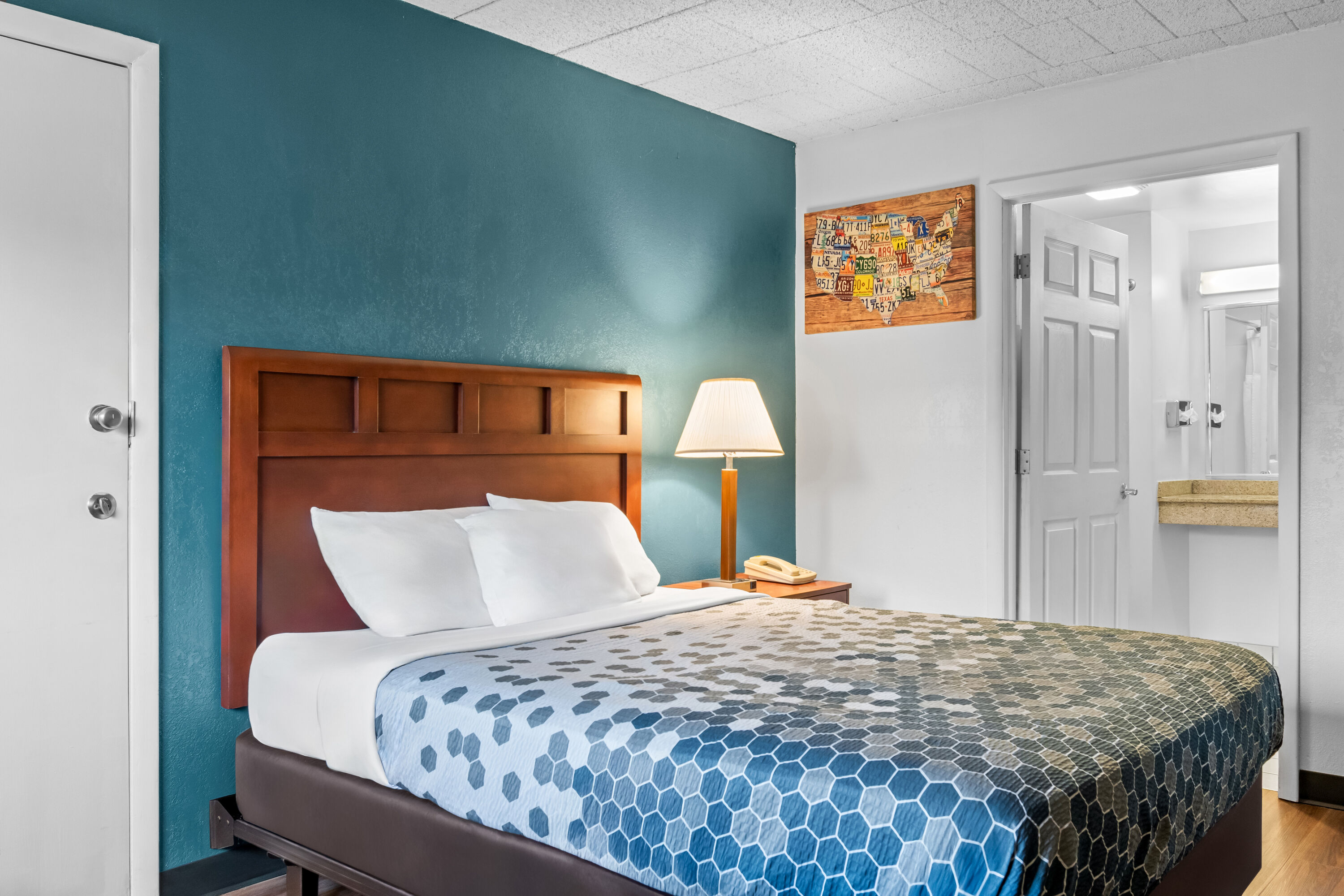 Queen bed guest room at the Travelodge by Wyndham Shamokin Dam/Selinsgrove in Shamokin Dam, Pennsylvania