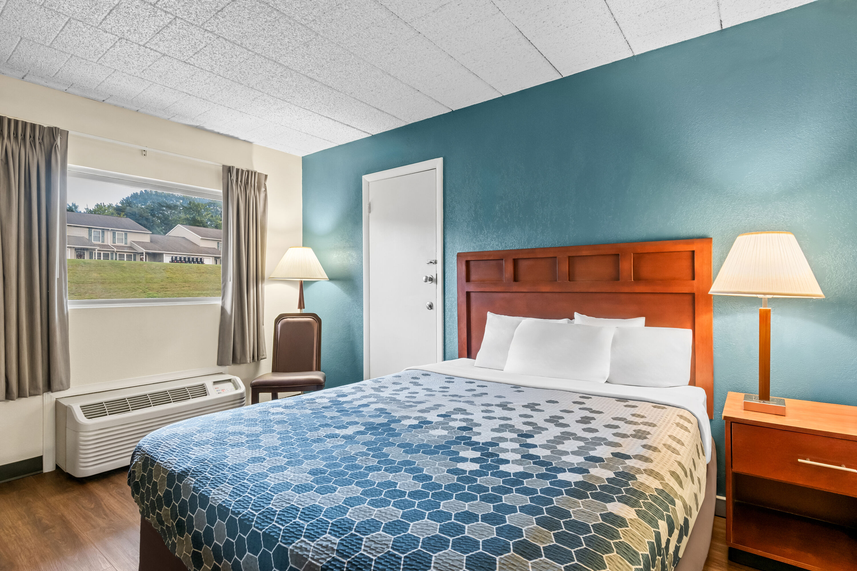 Queen bed guest room at the Travelodge by Wyndham Shamokin Dam/Selinsgrove in Shamokin Dam, Pennsylvania