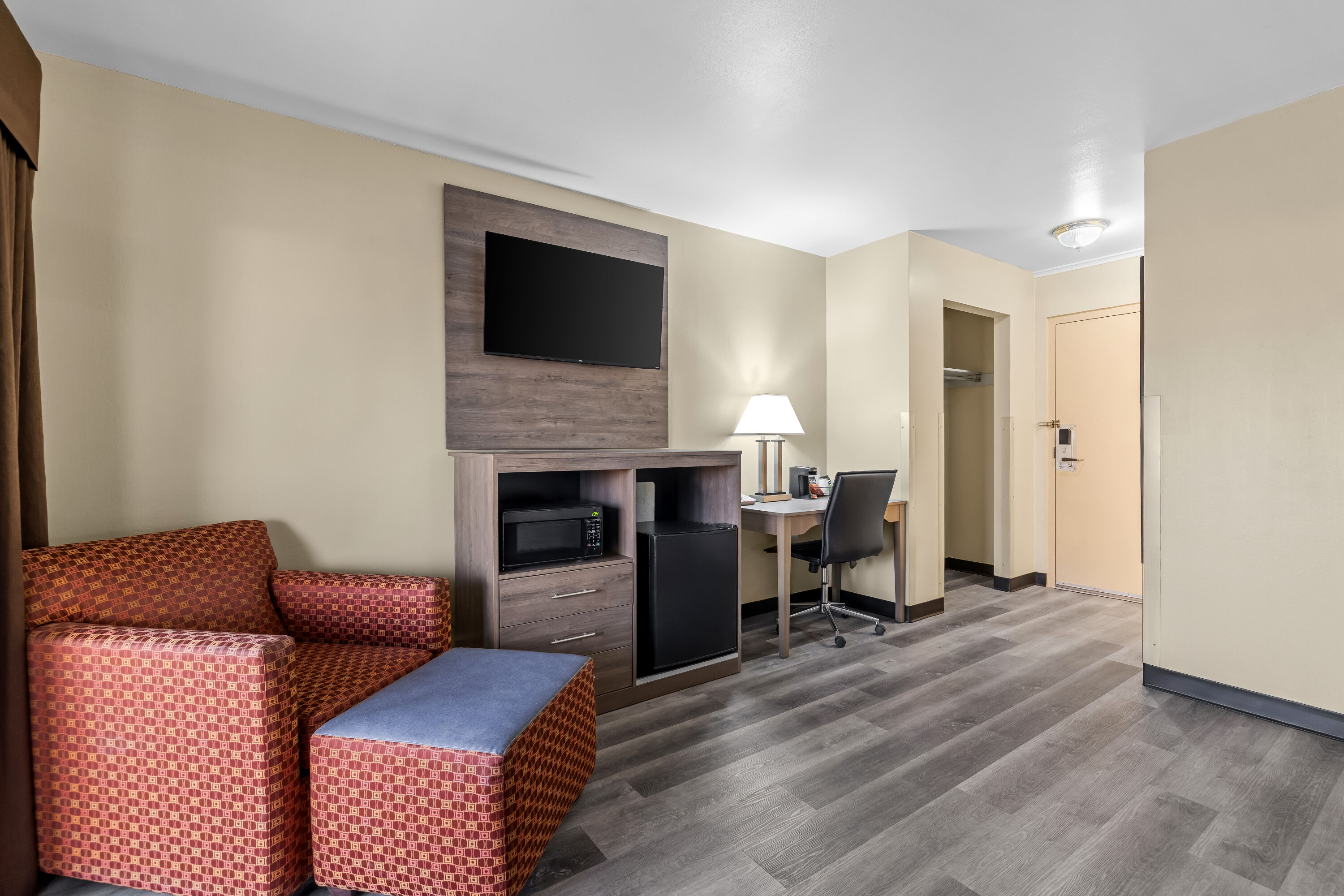 Double bed guest room at the Travelodge by Wyndham Rapid City in Rapid City, South Dakota