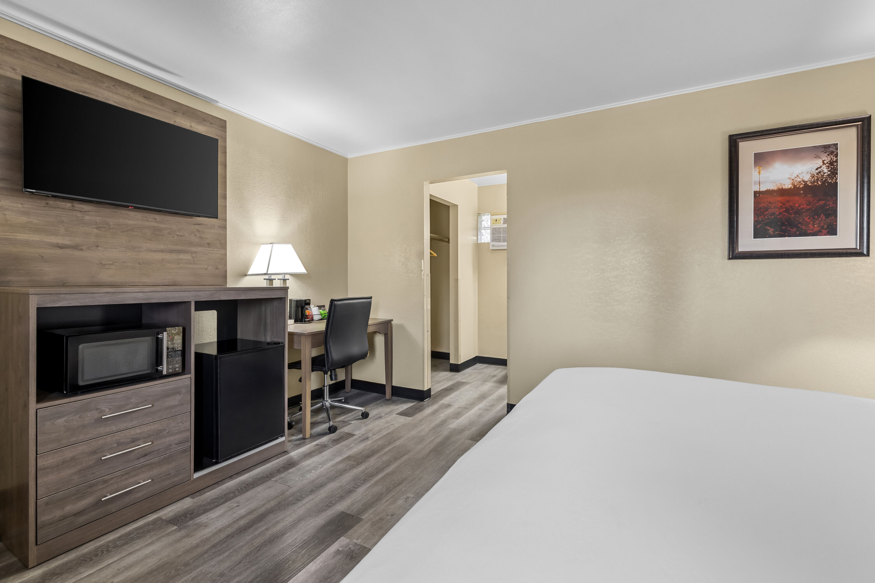King bed guest room at the Travelodge by Wyndham Rapid City in Rapid City, South Dakota