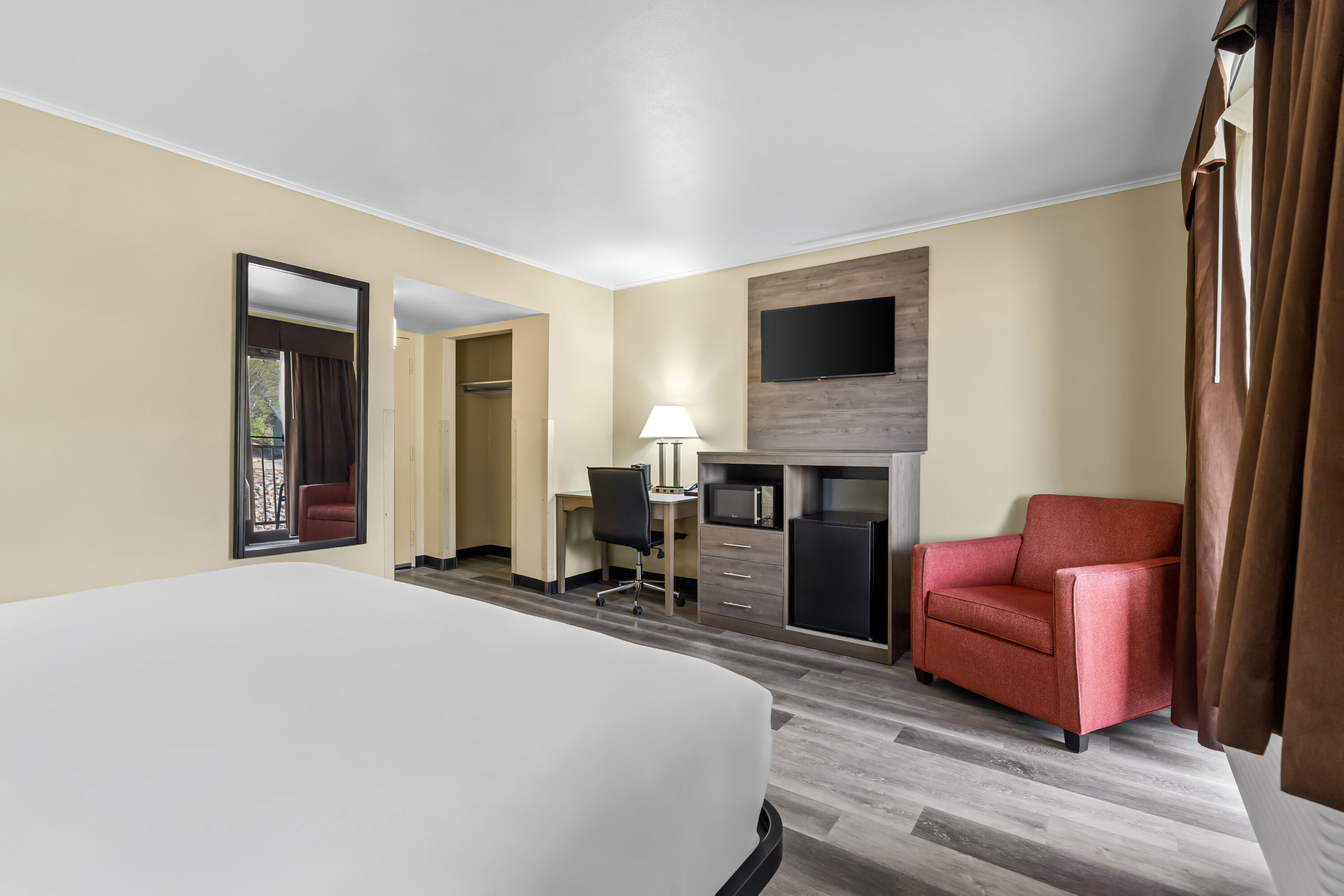 King bed guest room at the Travelodge by Wyndham Rapid City in Rapid City, South Dakota