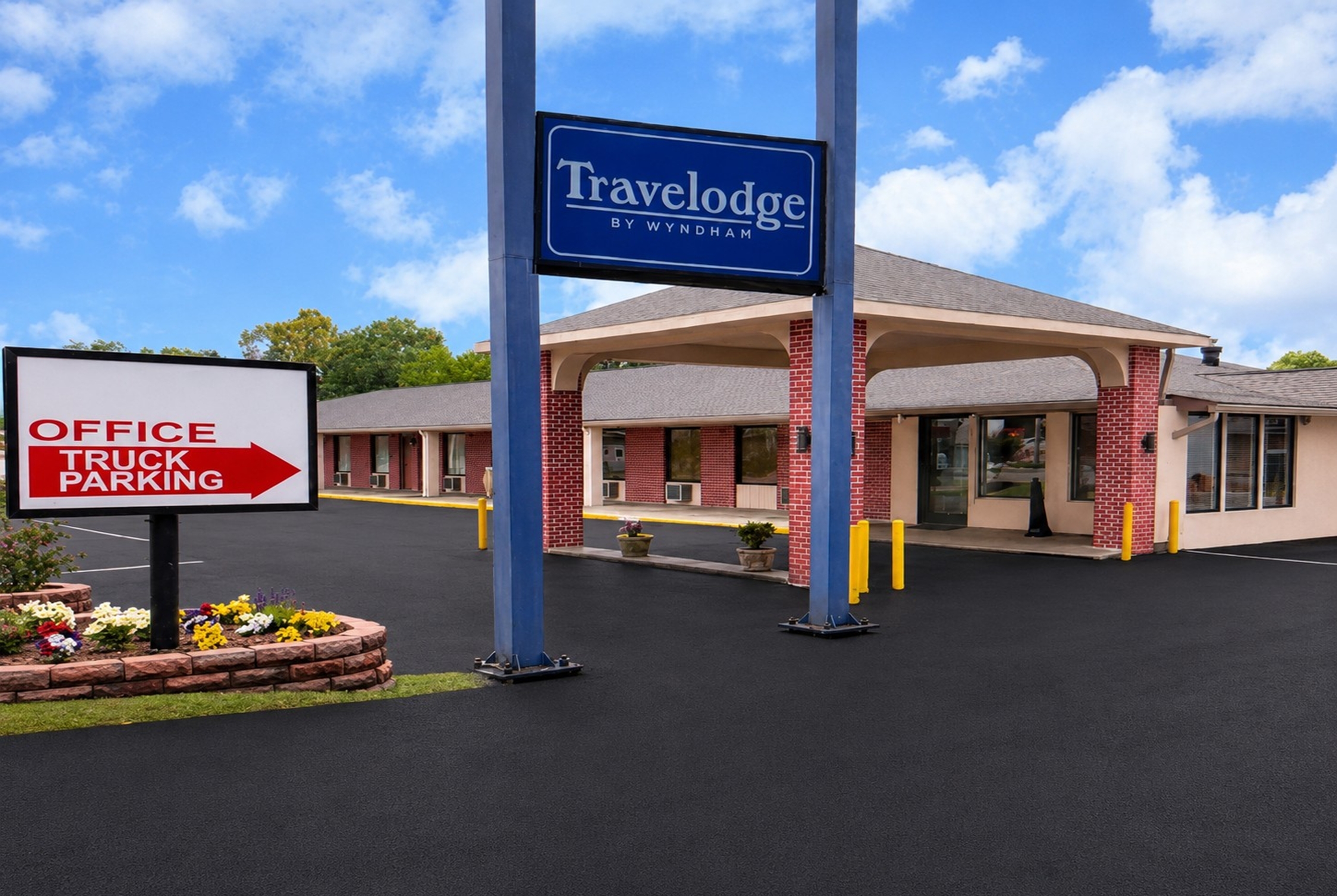 Exterior of Travelodge by Wyndham Jackson I-40 Exit 82 hotel in Jackson, Tennessee