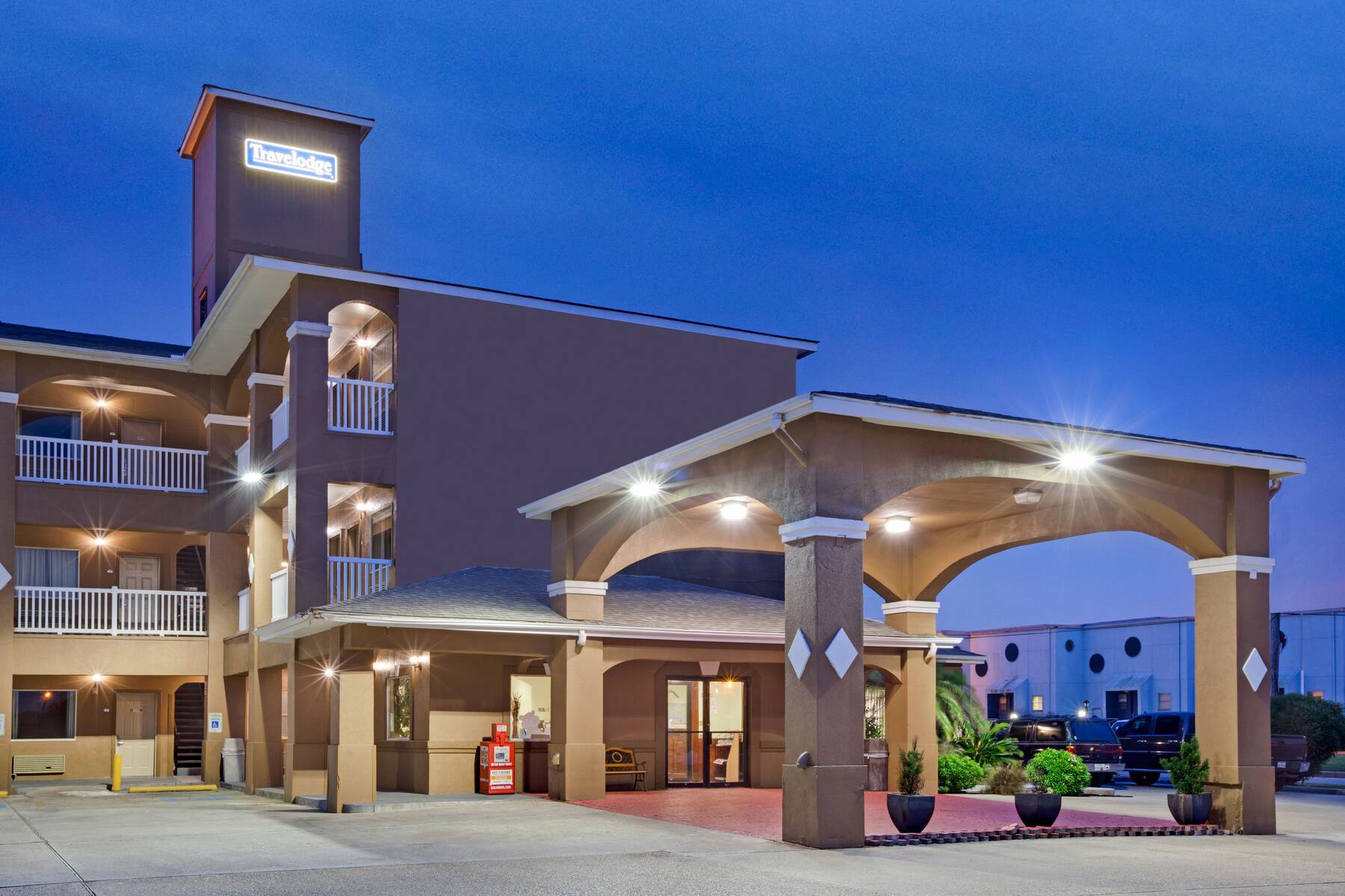 Exterior of Travelodge Galveston hotel in Galveston, Texas Exterior of Travelodge Galveston hotel in Galveston, Texas
