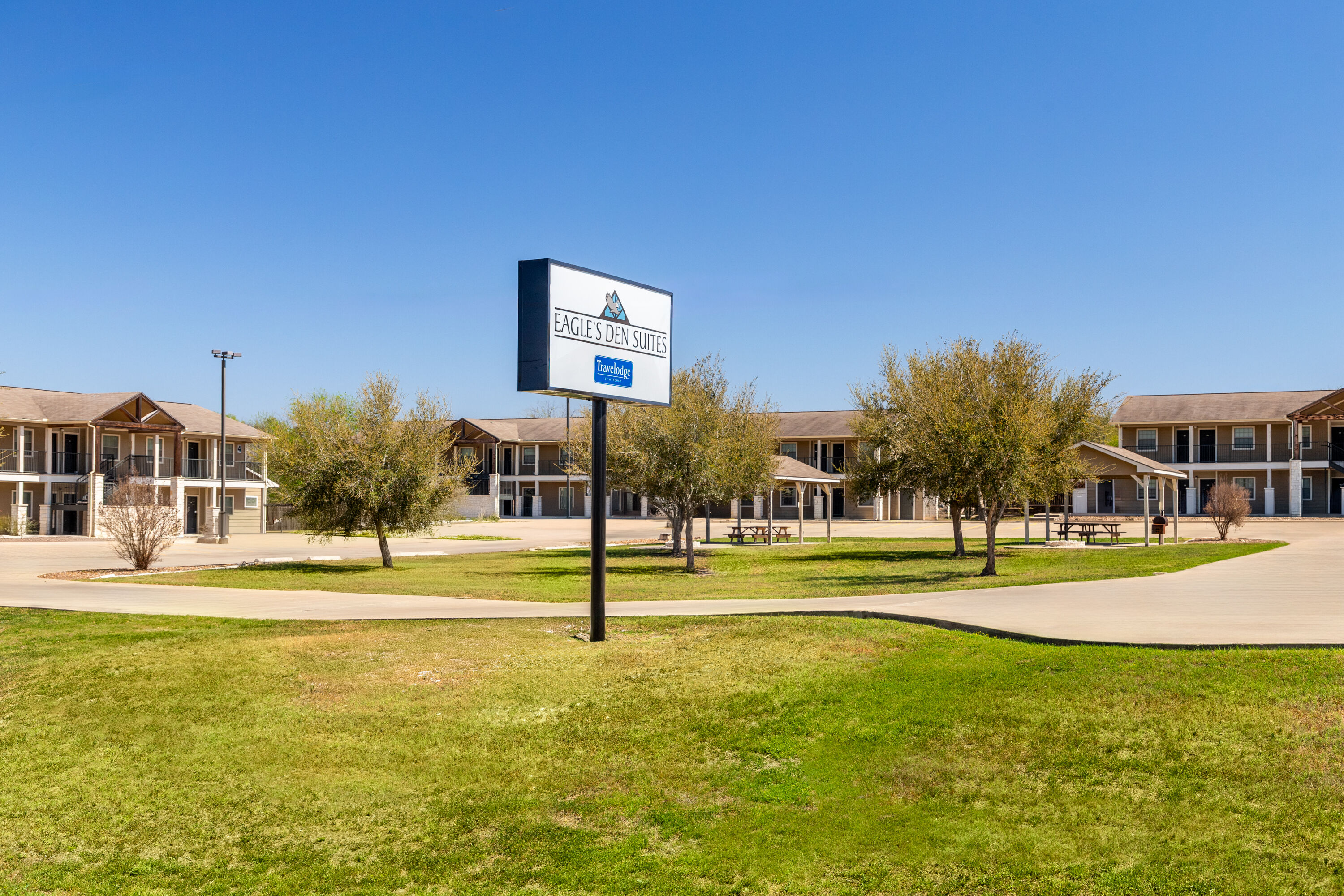 Exterior Day Image of Eagles Den Three Rivers Texas a Travelodge by Wyndham hotel in Three Rivers, Texas