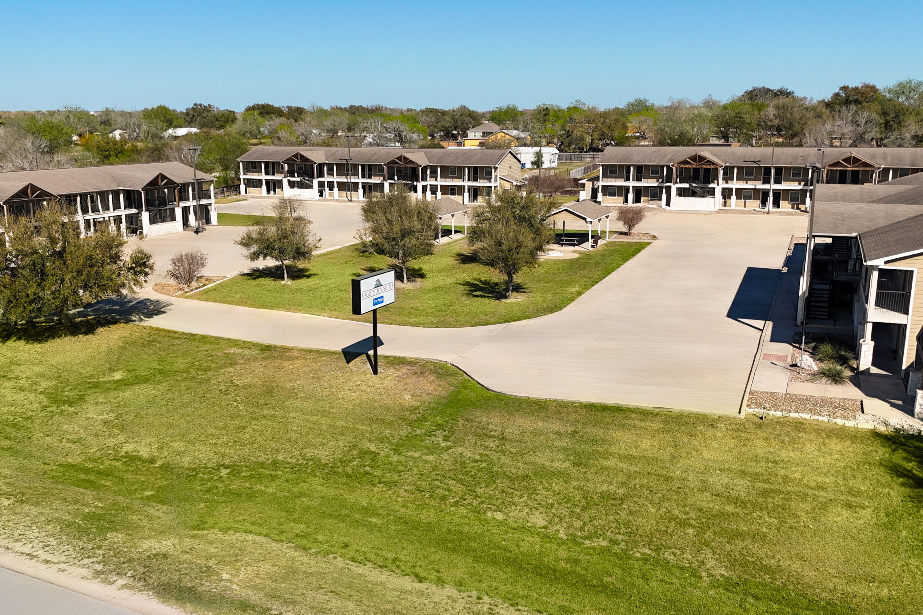 Exterior Day Image of Eagles Den Three Rivers Texas a Travelodge by Wyndham hotel in Three Rivers, Texas