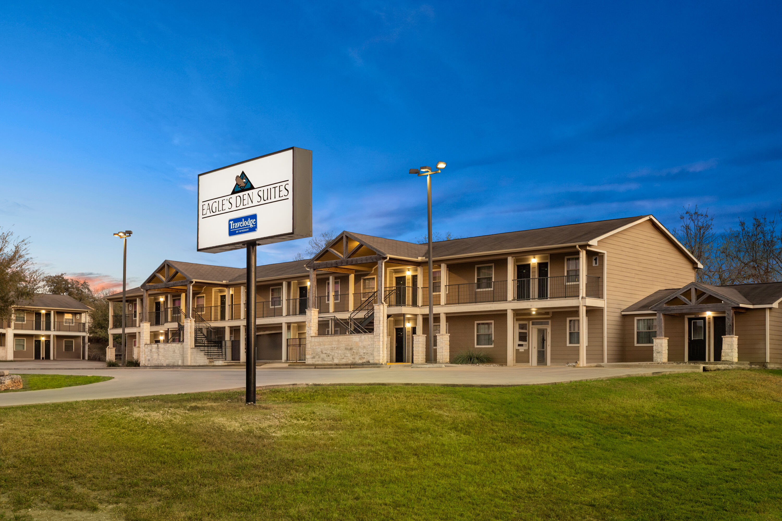 Exterior Dusk Image of Eagles Den Three Rivers Texas a Travelodge by Wyndham hotel in Three Rivers, Texas