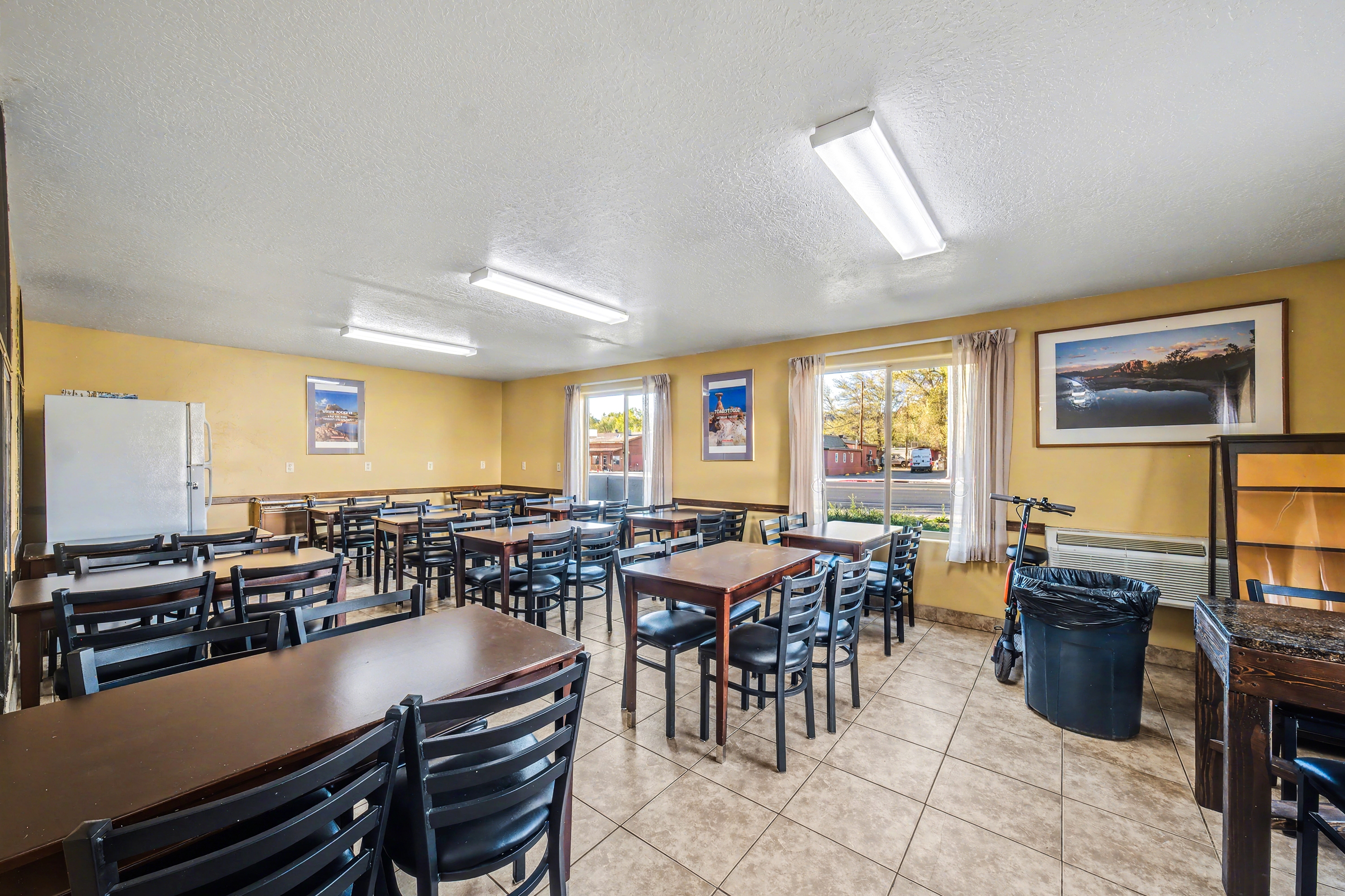 Travelodge by Wyndham Kanab restaurant breakfast area with seating in Kanab, Utah