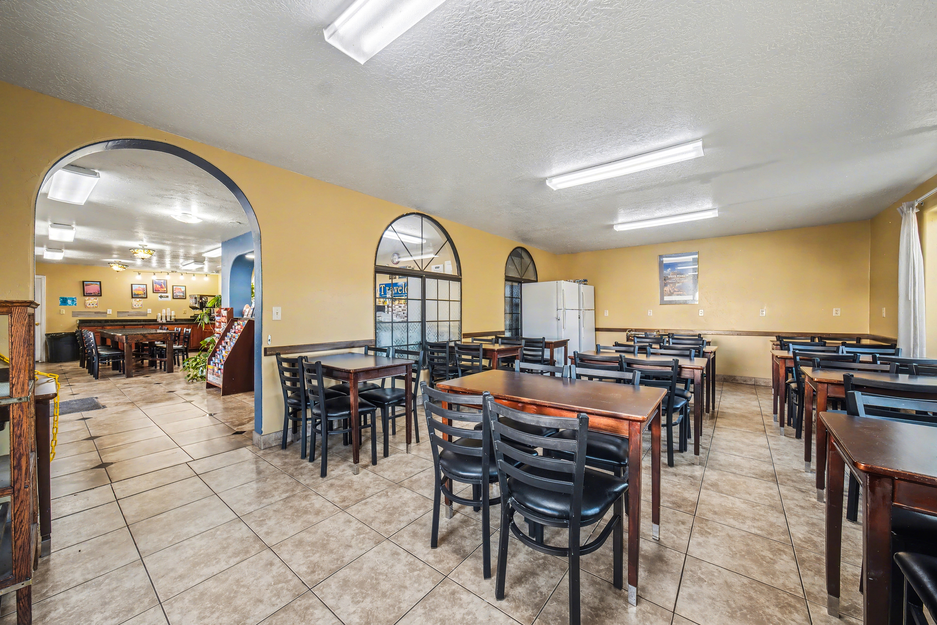 Travelodge by Wyndham Kanab restaurant breakfast area with seating in Kanab, Utah