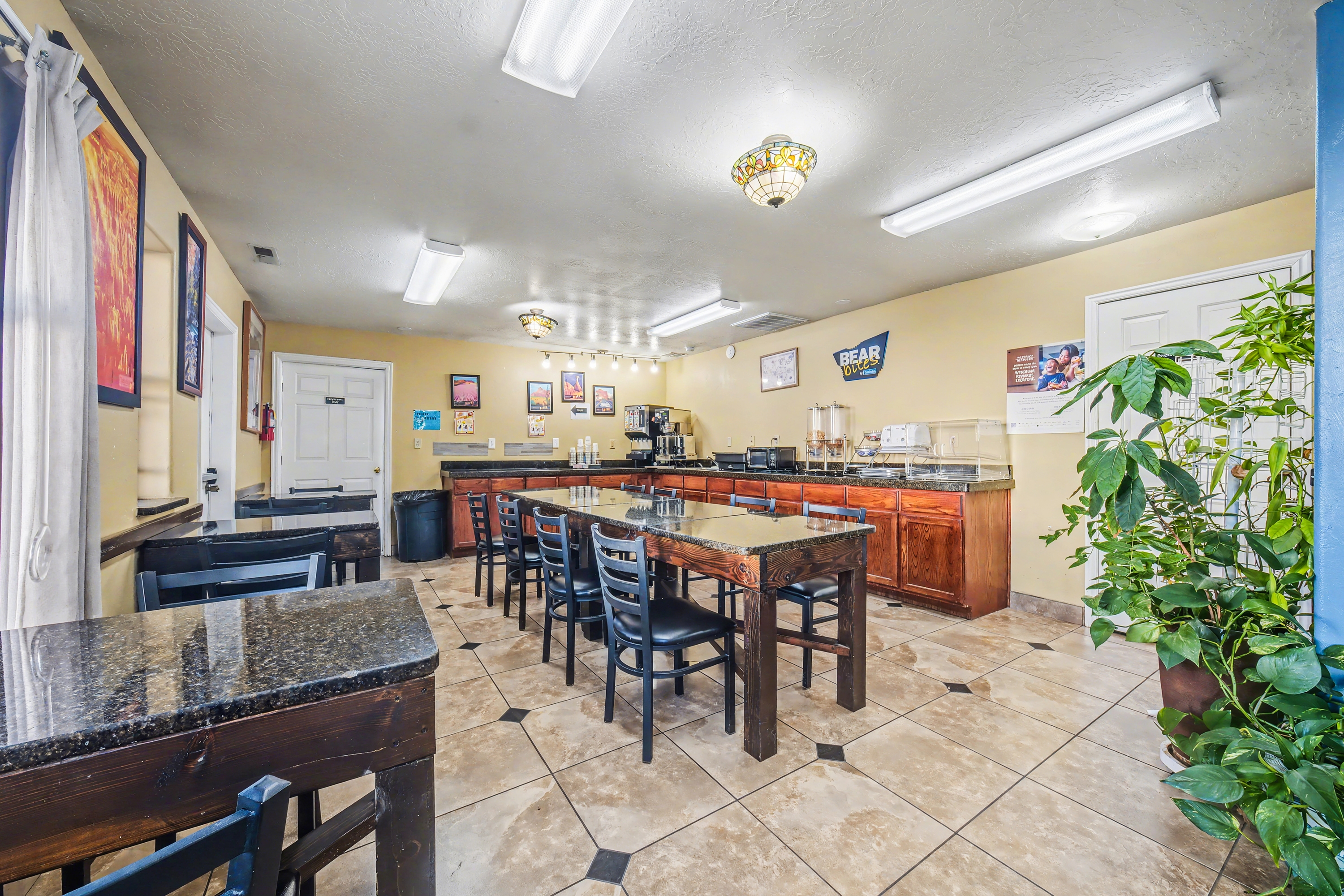 Travelodge by Wyndham Kanab restaurant breakfast area with seating in Kanab, Utah