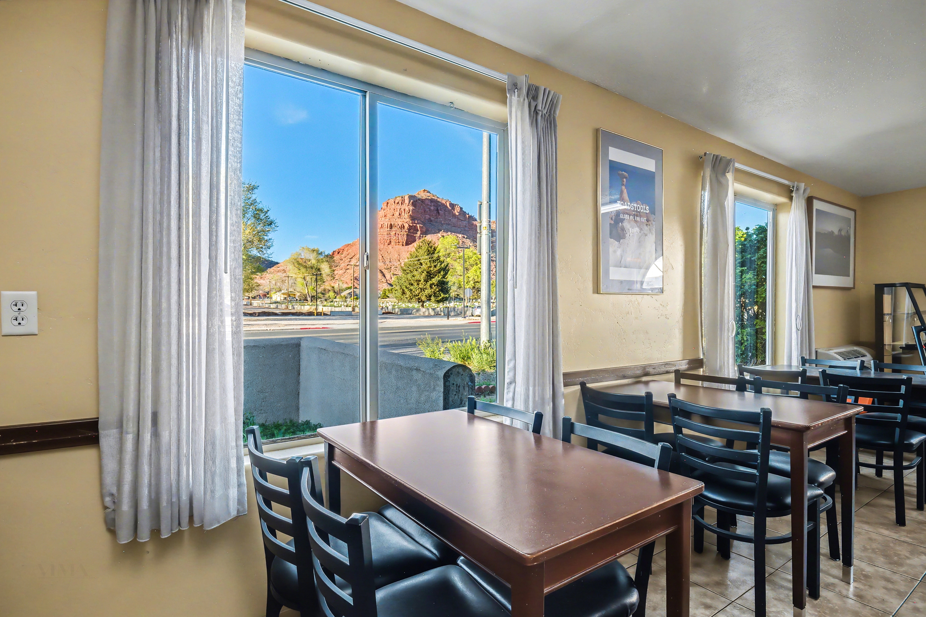 Travelodge by Wyndham Kanab restaurant breakfast area with seating in Kanab, Utah