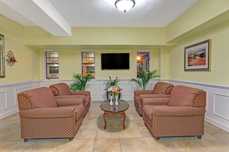 Travelodge Williamsburg Colonial Area hotel lobby in Williamsburg, Virginia