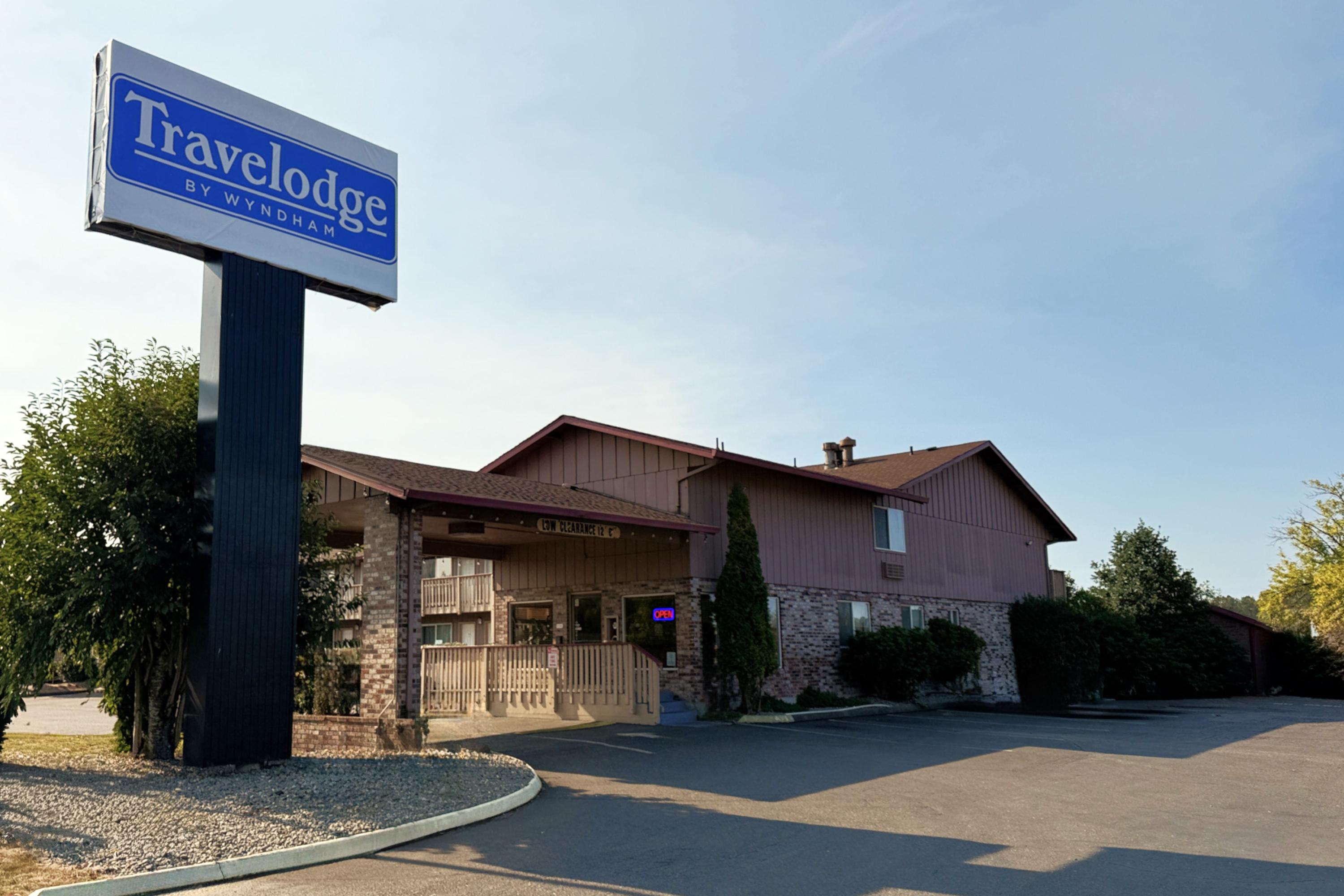Exterior of Travelodge by Wyndham Chehalis hotel in Chehalis, Washington