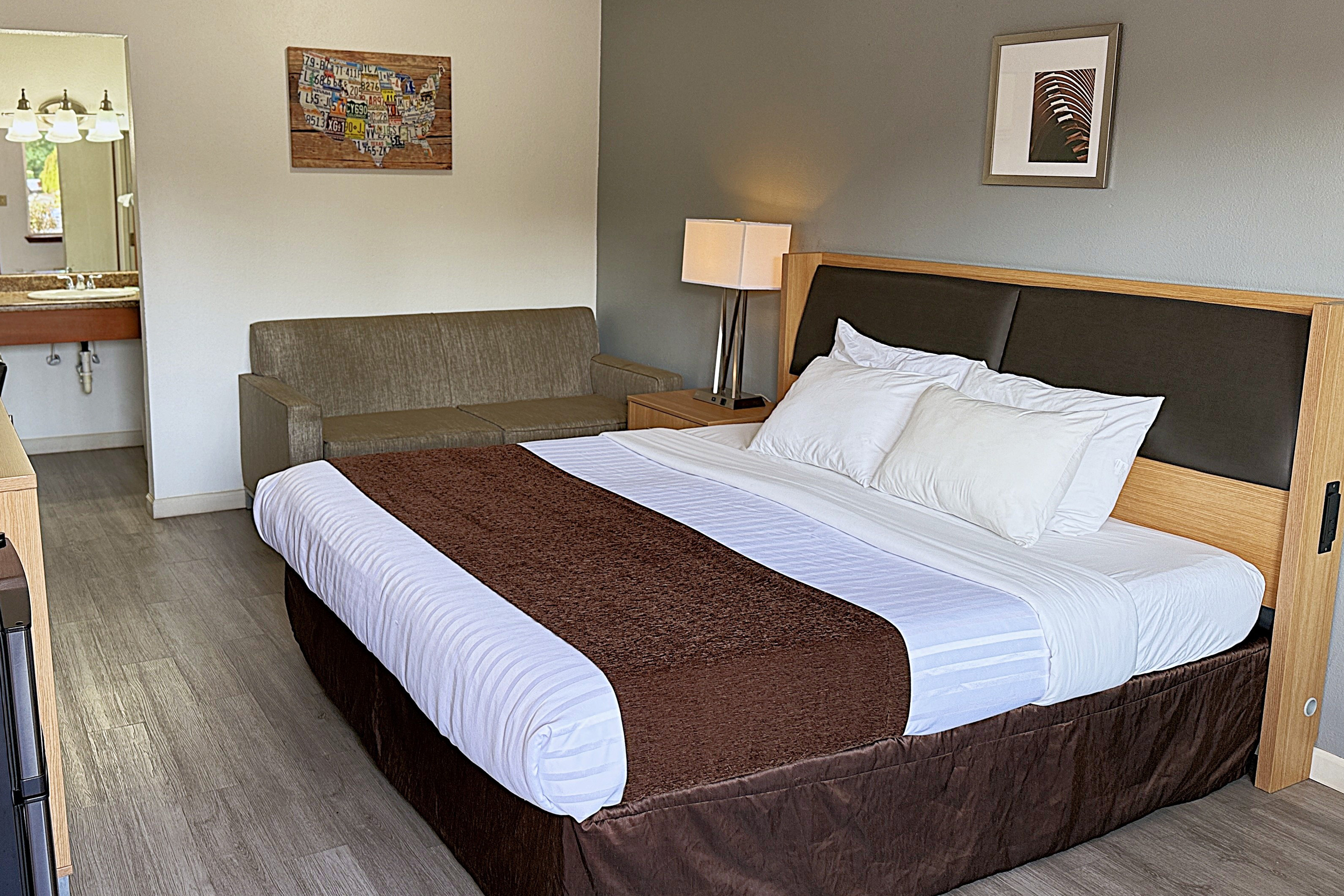 Guest room at the Travelodge by Wyndham Chehalis in Chehalis, Washington