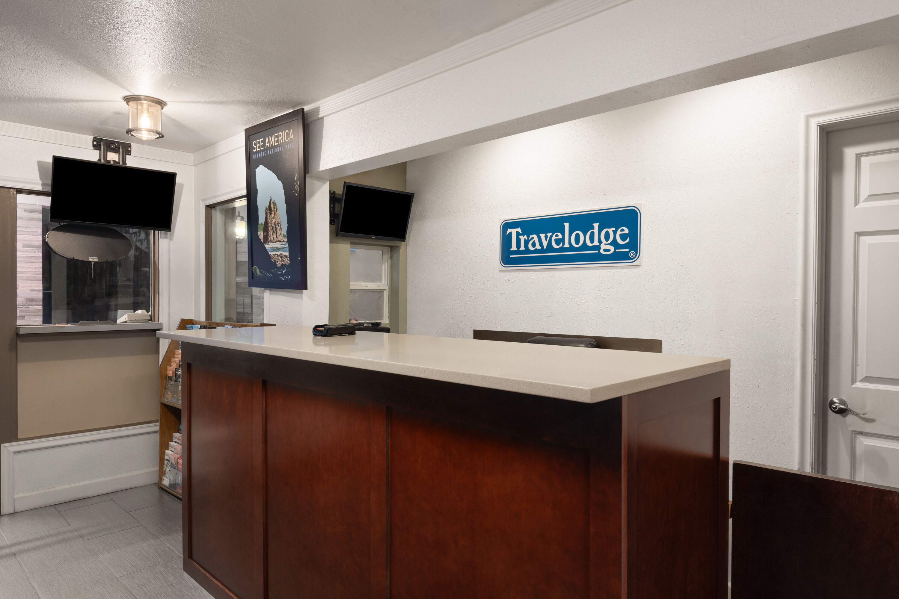 Travelodge by Wyndham Everett City Center reception in Everett, Washington