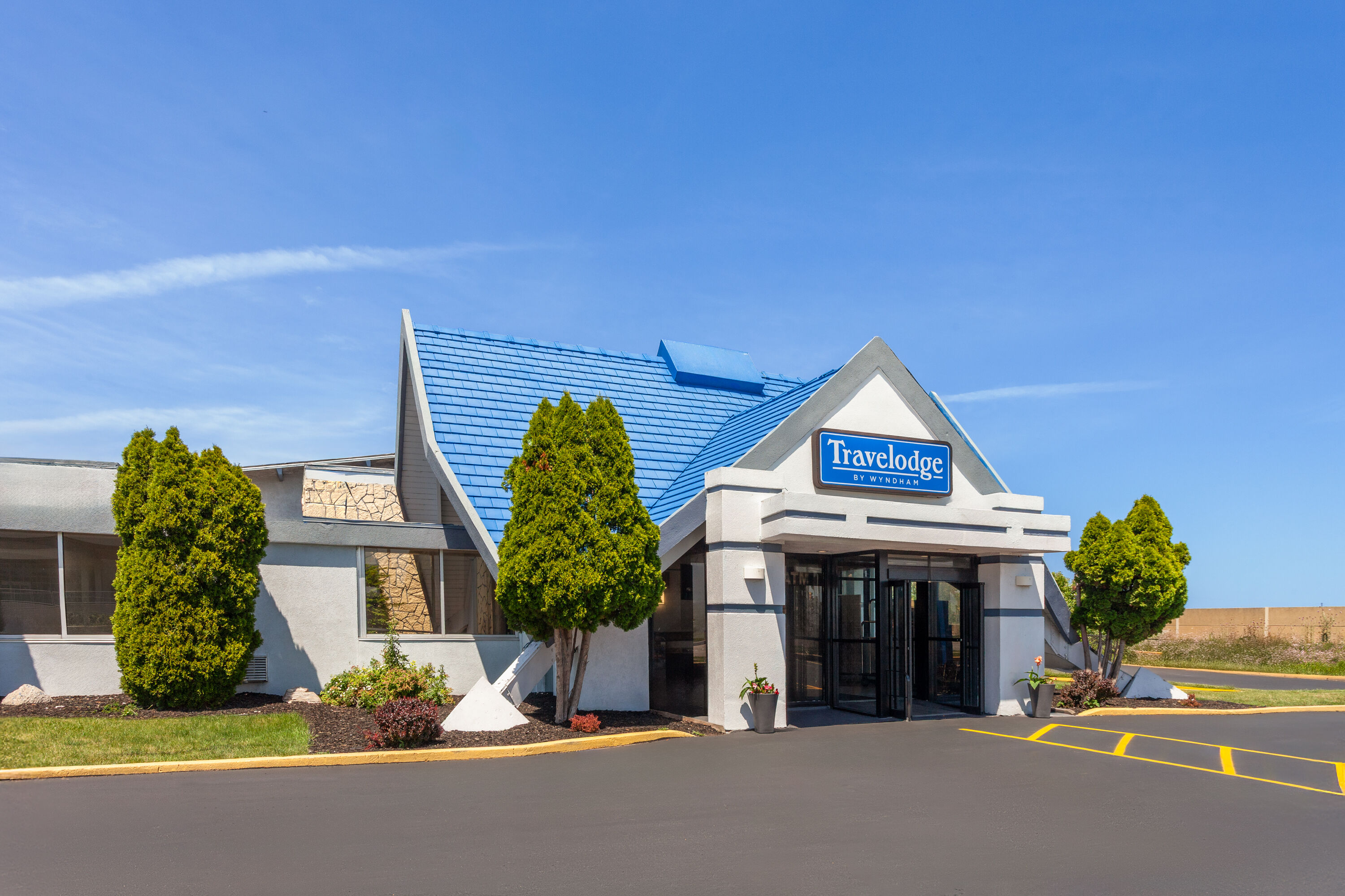 Exterior Day Image of Travelodge by Wyndham Milwaukee hotel in Milwaukee, Wisconsin