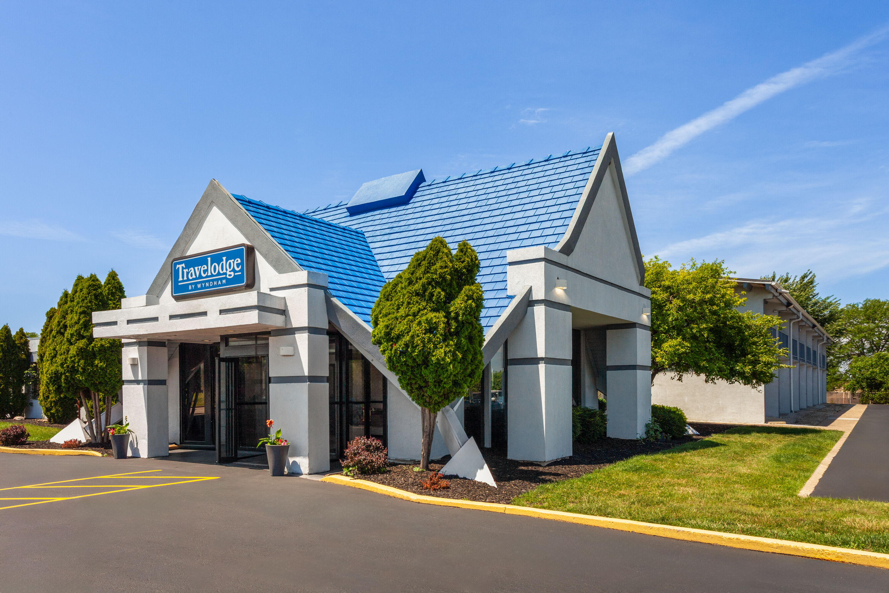 Exterior Day Image of Travelodge by Wyndham Milwaukee hotel in Milwaukee, Wisconsin
