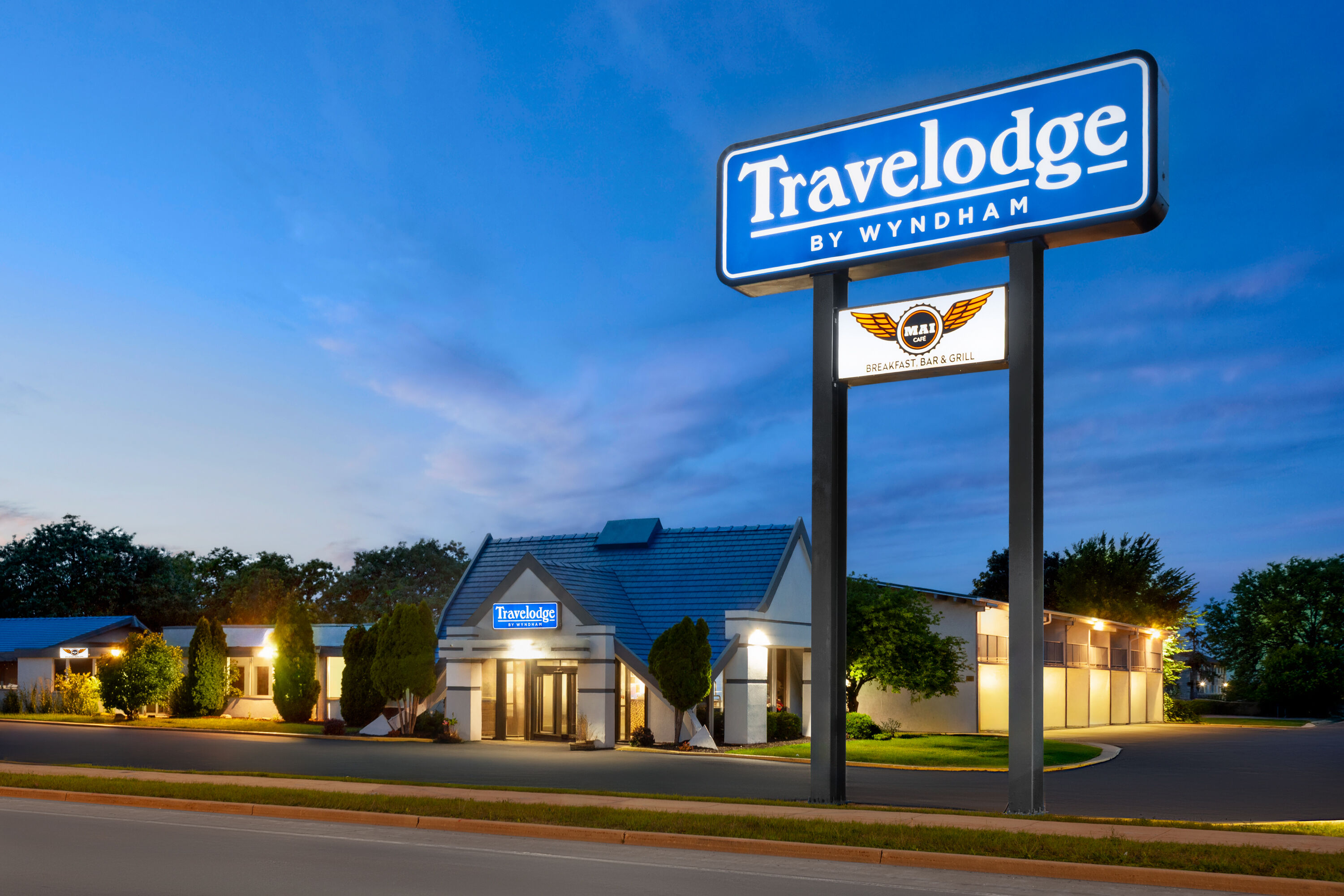 Exterior Dusk Image of Travelodge by Wyndham Milwaukee hotel in Milwaukee, Wisconsin