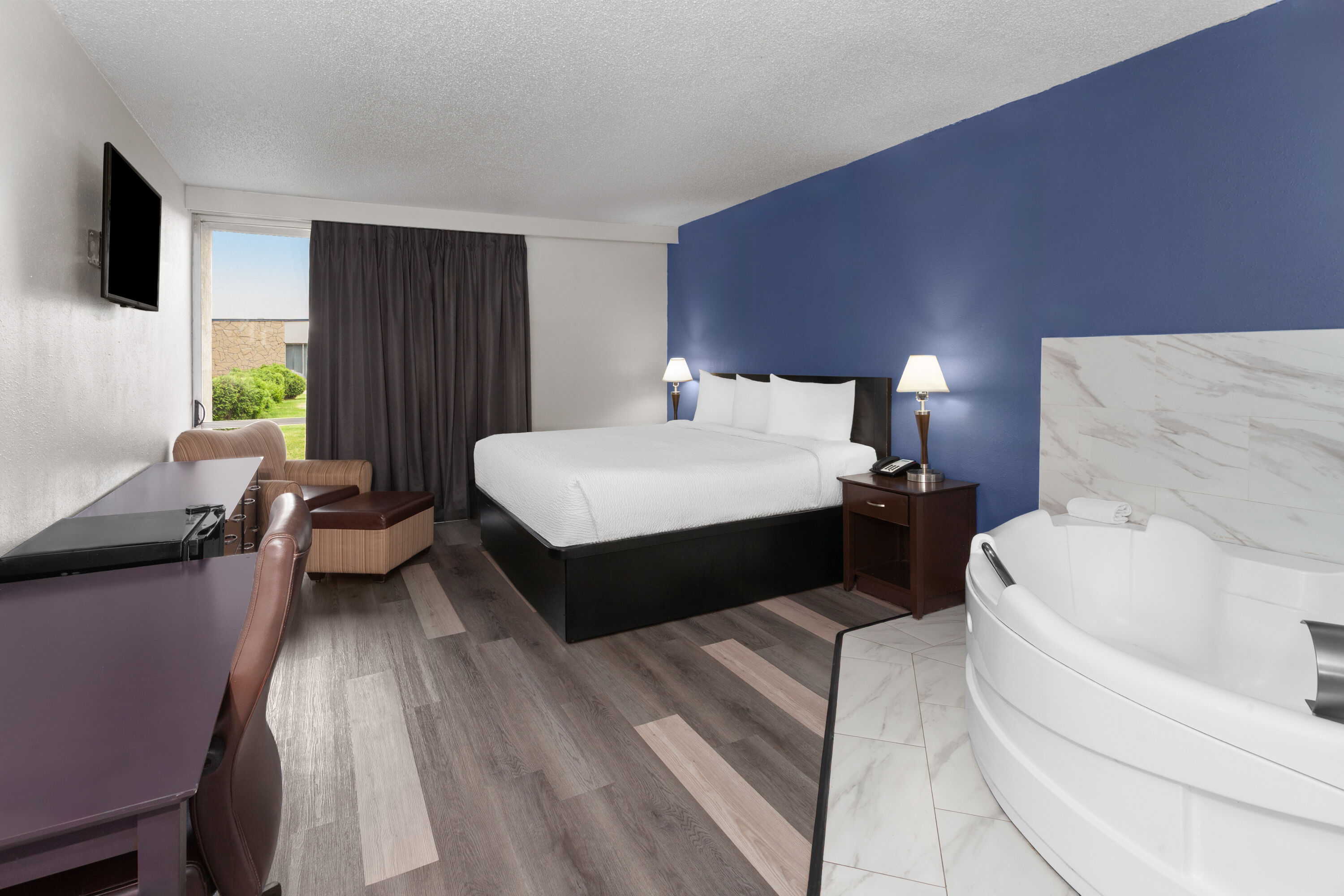 Travelodge by Wyndham Milwaukee hot tub suite in Milwaukee, Wisconsin