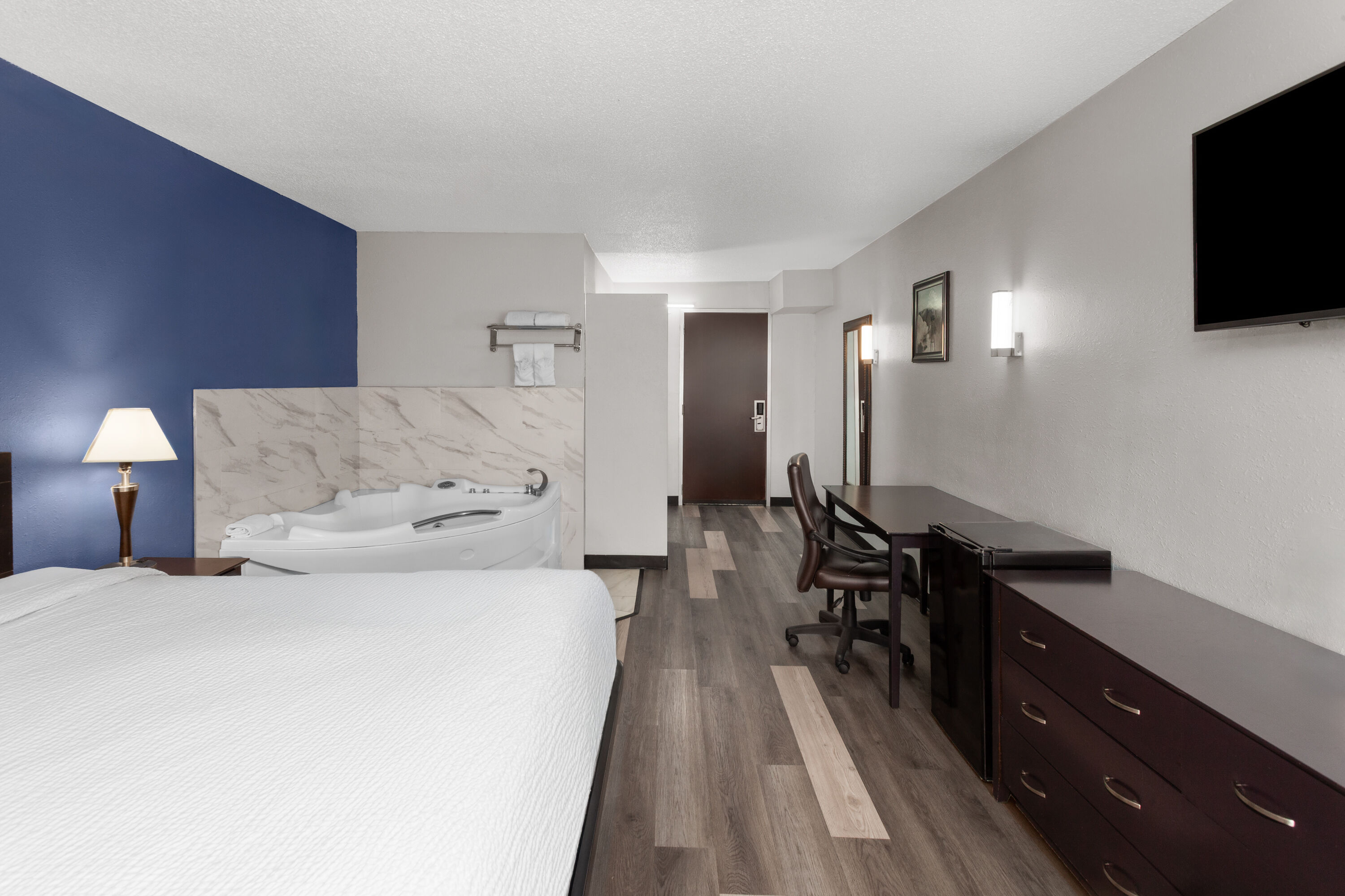 Travelodge by Wyndham Milwaukee hot tub suite in Milwaukee, Wisconsin