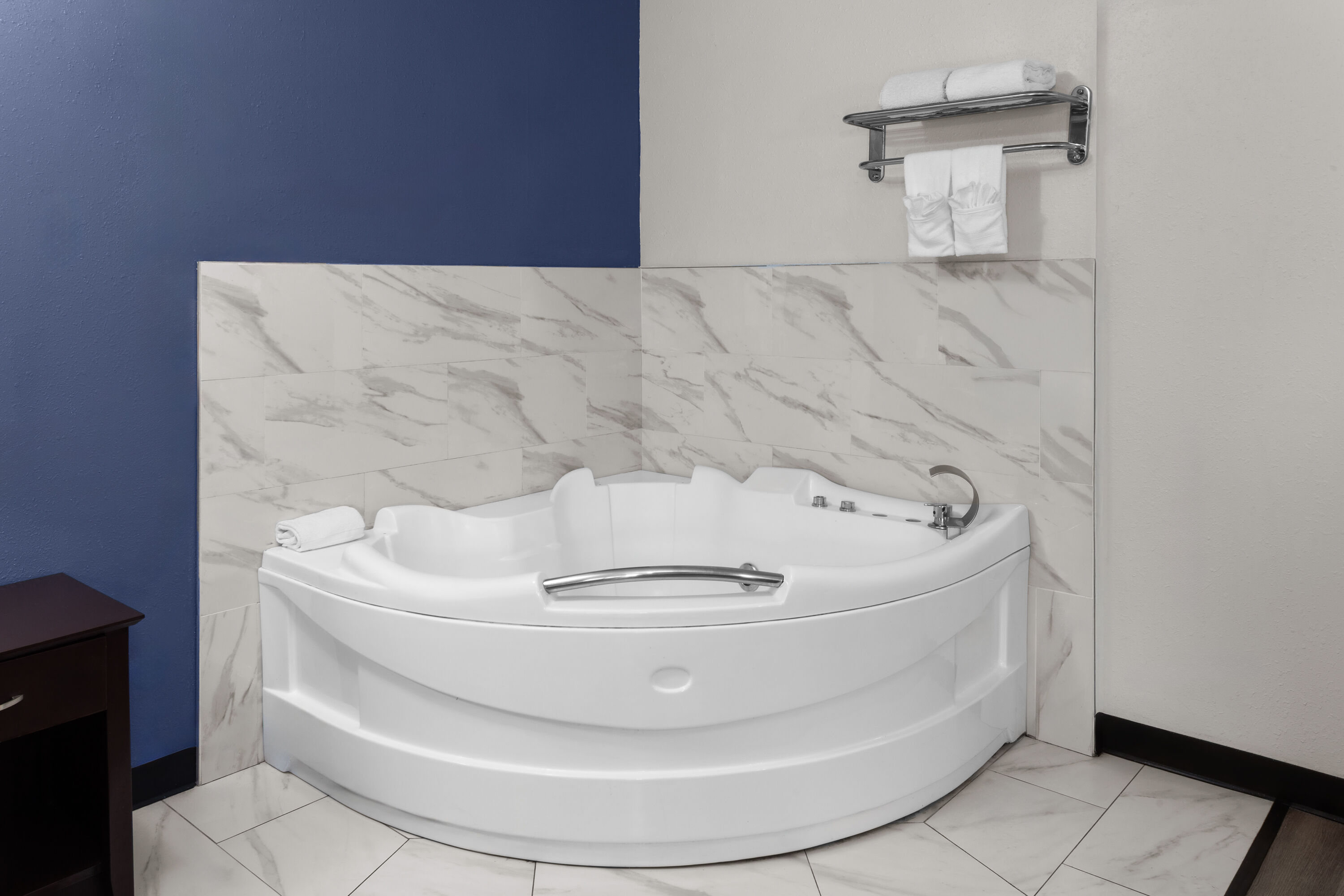 Travelodge by Wyndham Milwaukee hot tub suite in Milwaukee, Wisconsin