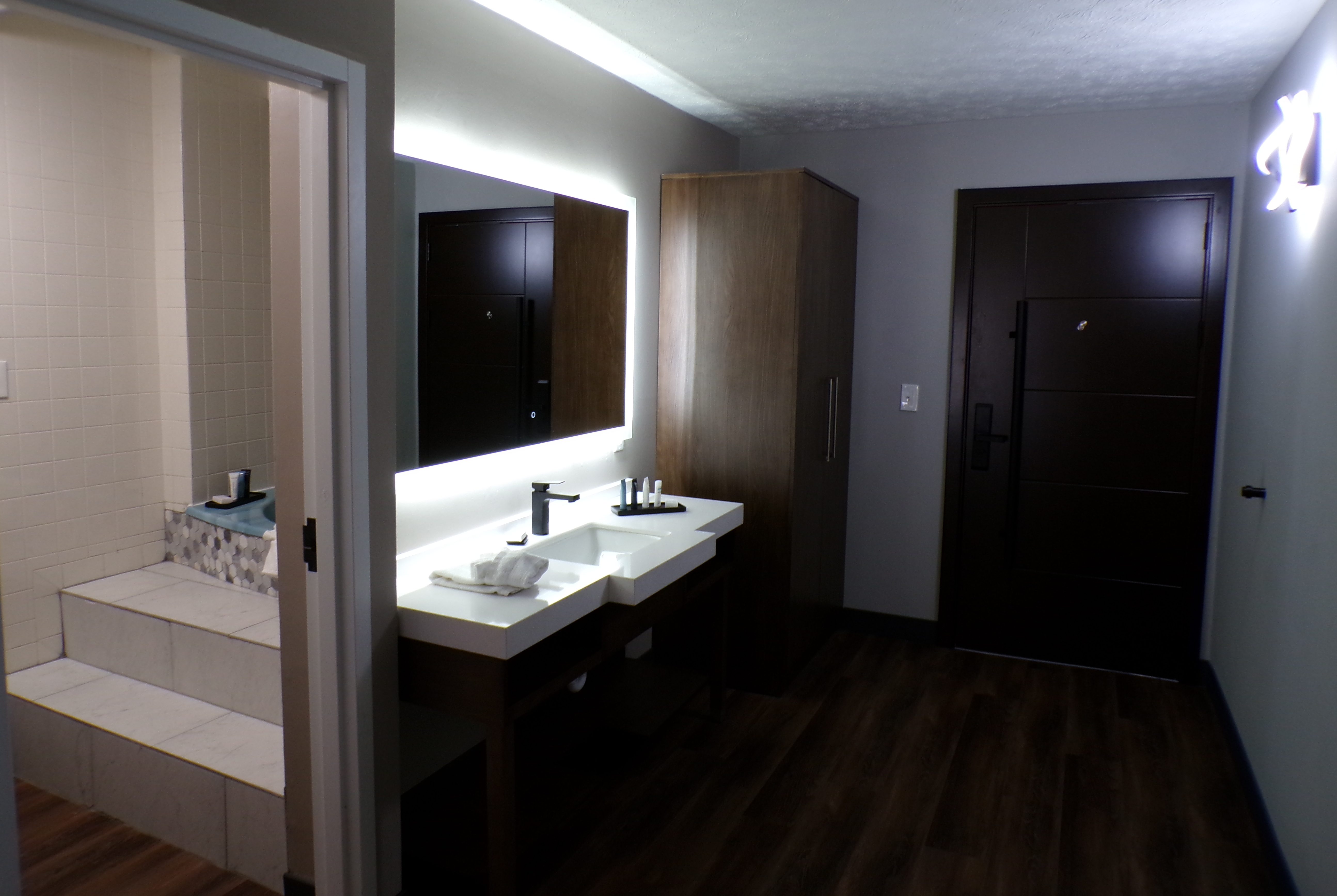 Guest room bath at the Luxor Inn & Suites, a Travelodge by Wyndham in Elkins, West Virginia