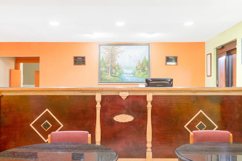 Travelodge Parkersburg hotel lobby in Parkersburg, West Virginia