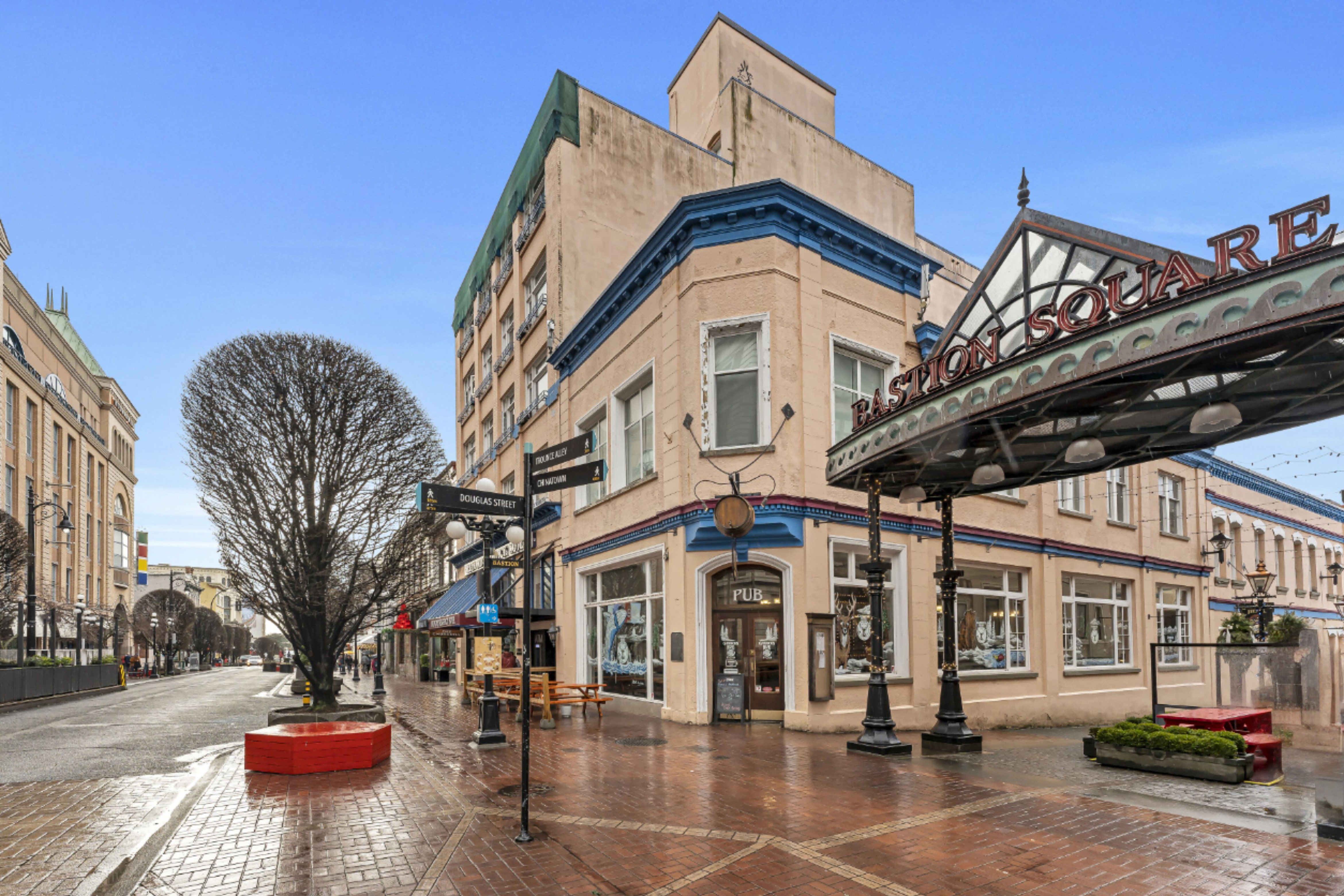 Exterior of Bedford Regency Hotel, Trademark Collection by Wyndham hotel in Victoria, British Columbia