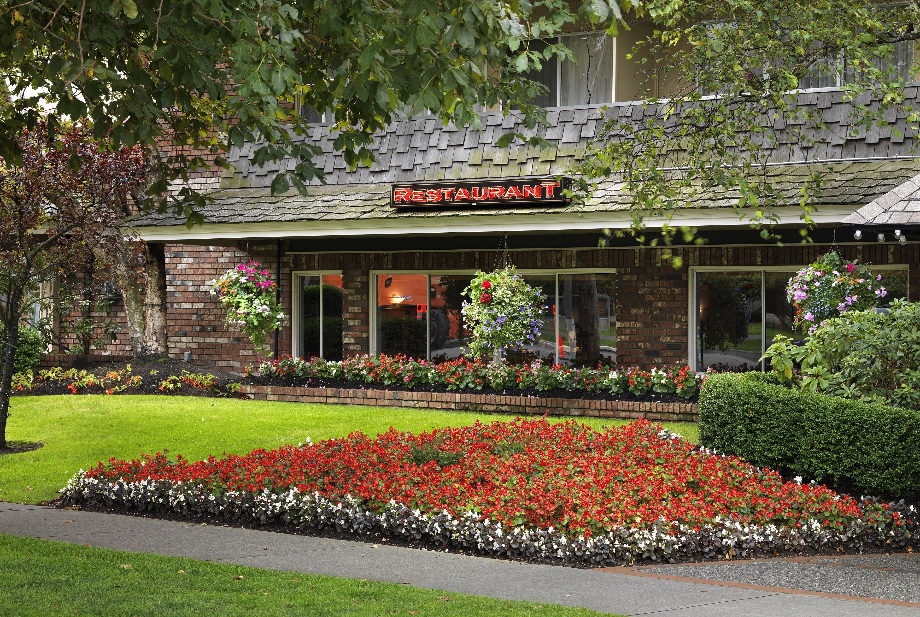 Exterior of Royal Scot Hotel & Suites, Trademark Collection by Wyndham hotel in Victoria, British Columbia