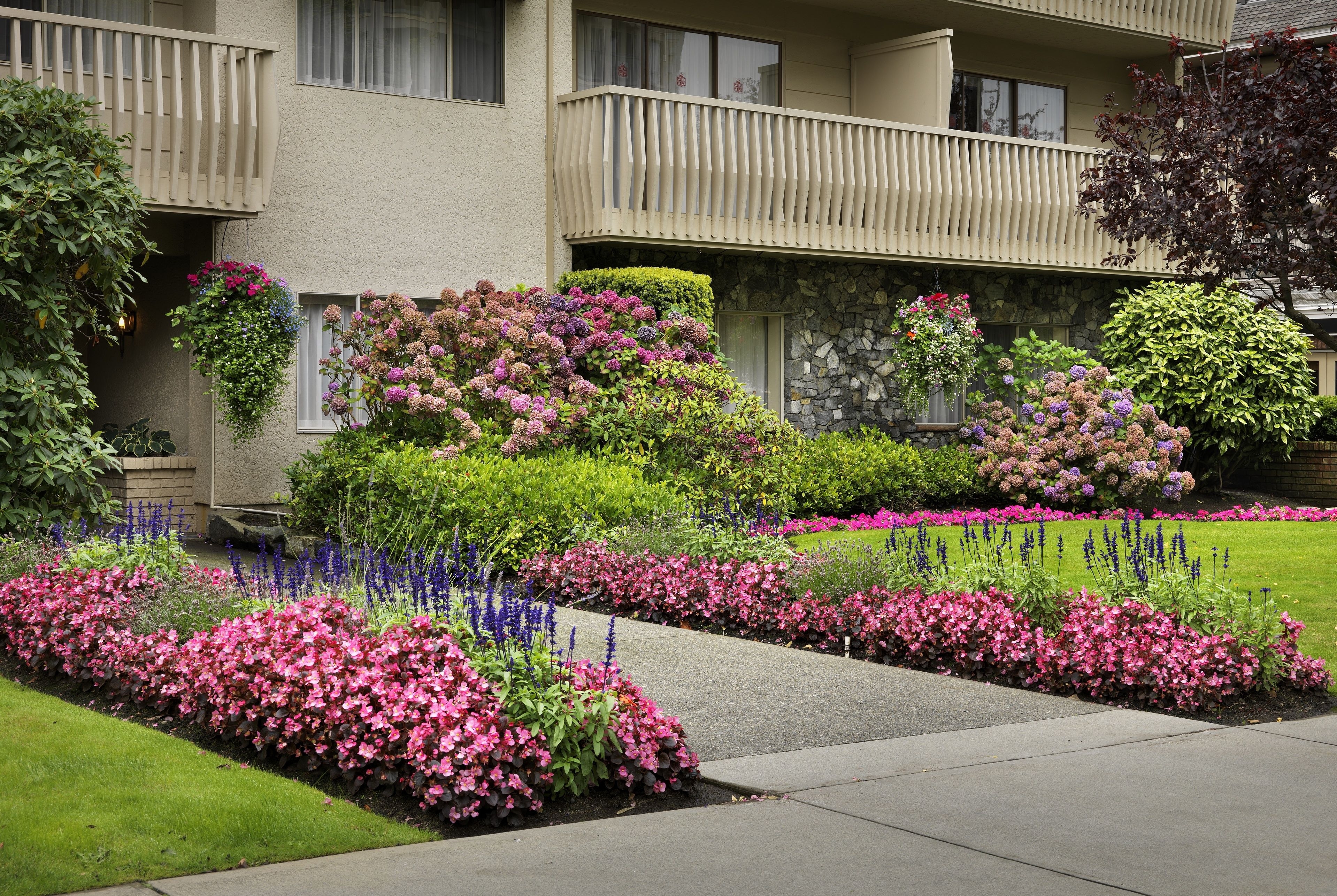 Exterior of Royal Scot Hotel & Suites, Trademark Collection by Wyndham hotel in Victoria, British Columbia