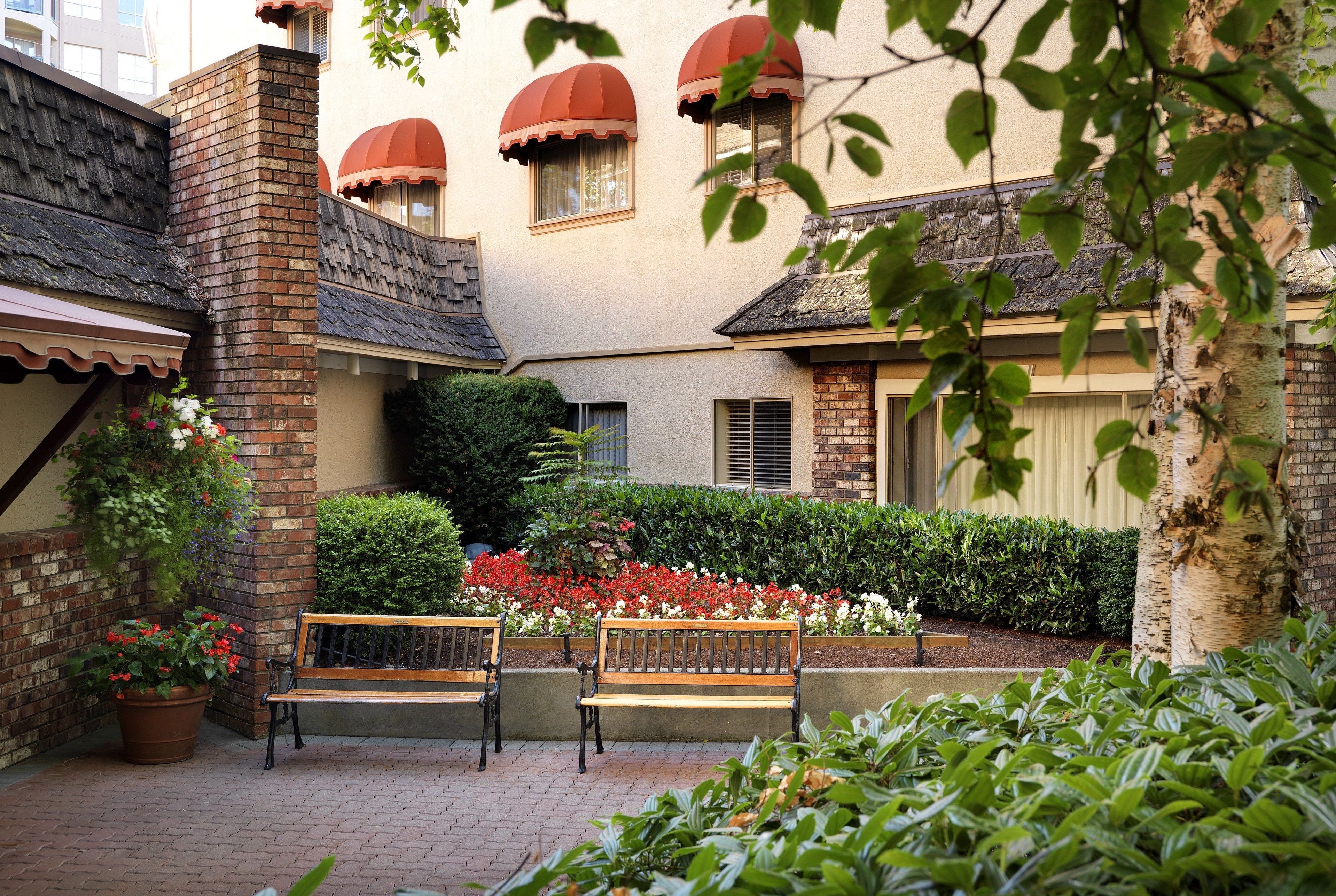 Exterior of Royal Scot Hotel & Suites, Trademark Collection by Wyndham hotel in Victoria, British Columbia