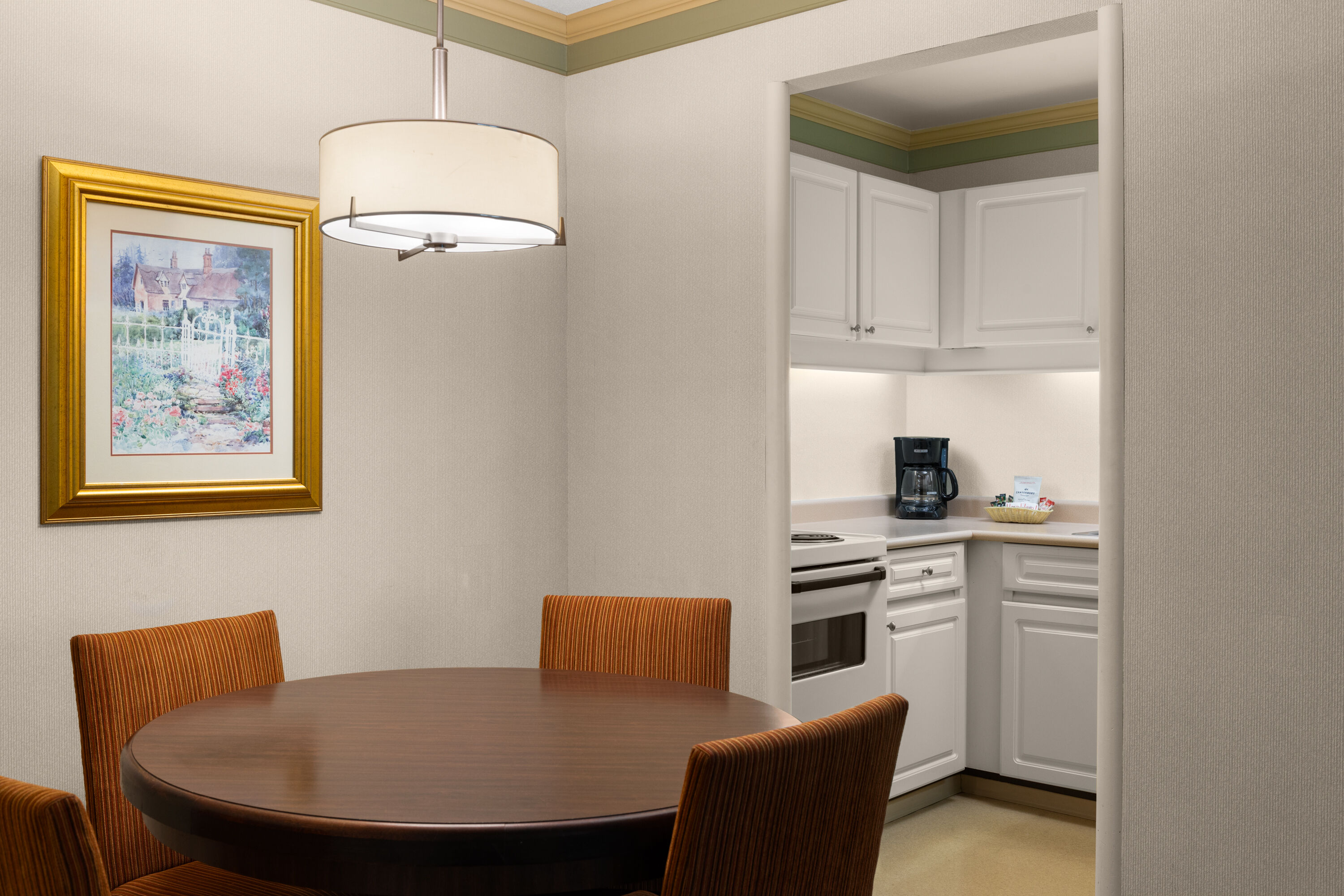Royal Scot Hotel & Suites, Trademark Collection by Wyndham suite in Victoria, British Columbia